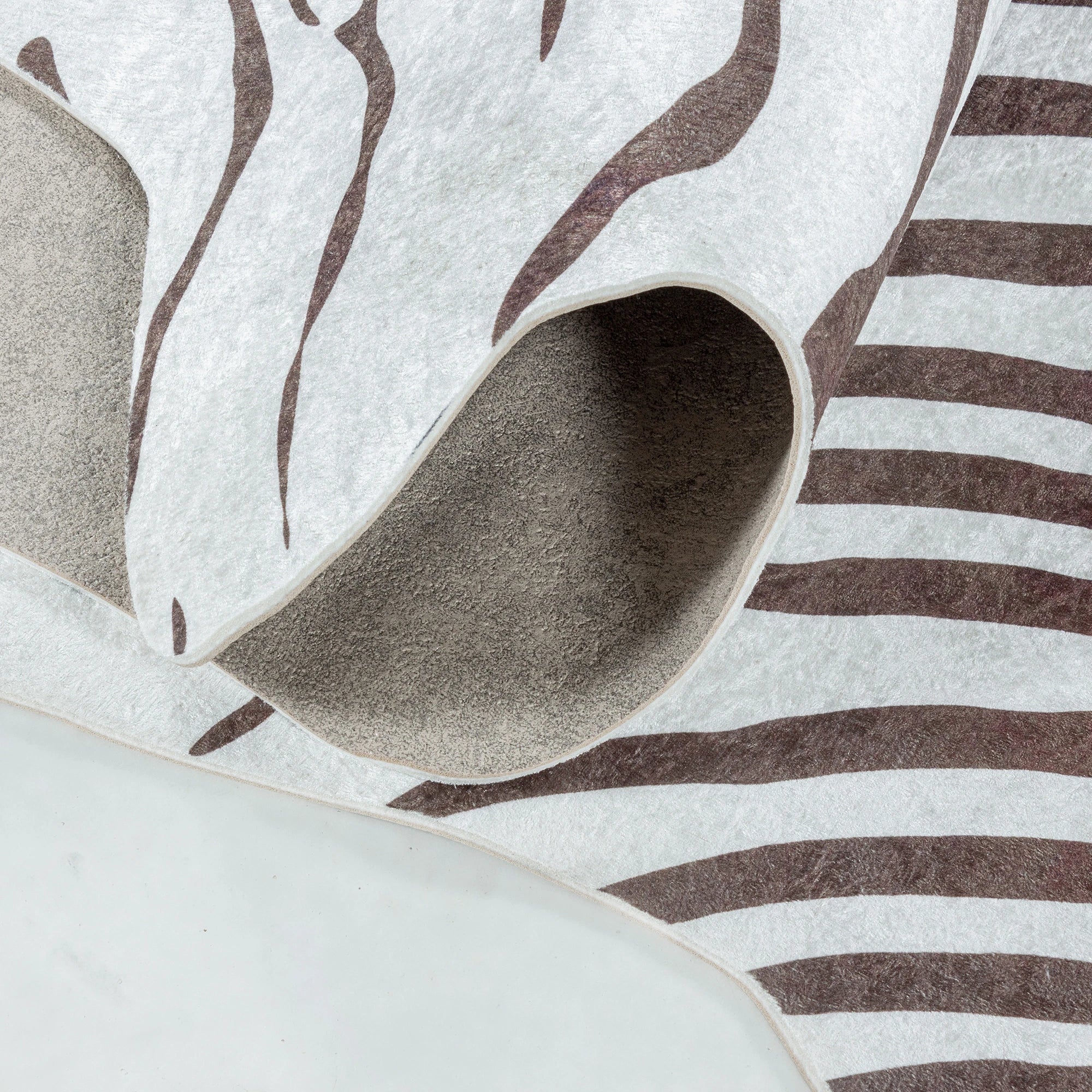 Moderner Teppich in Zebra-Optik | Braun