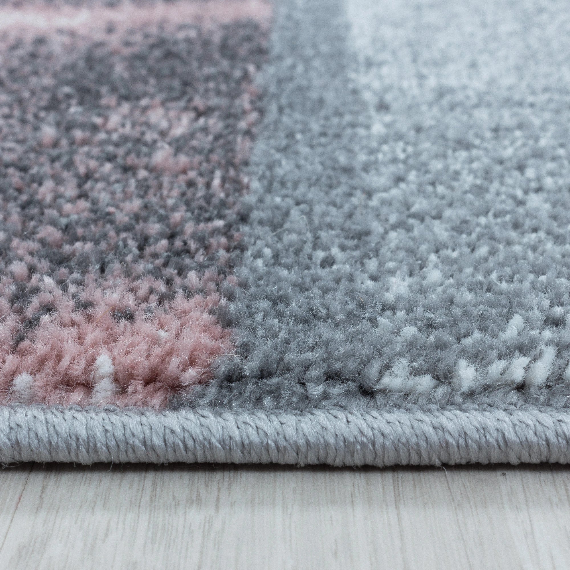 Abstrakter Teppich mit Schachbrettmuster in Marmoroptik | Rose