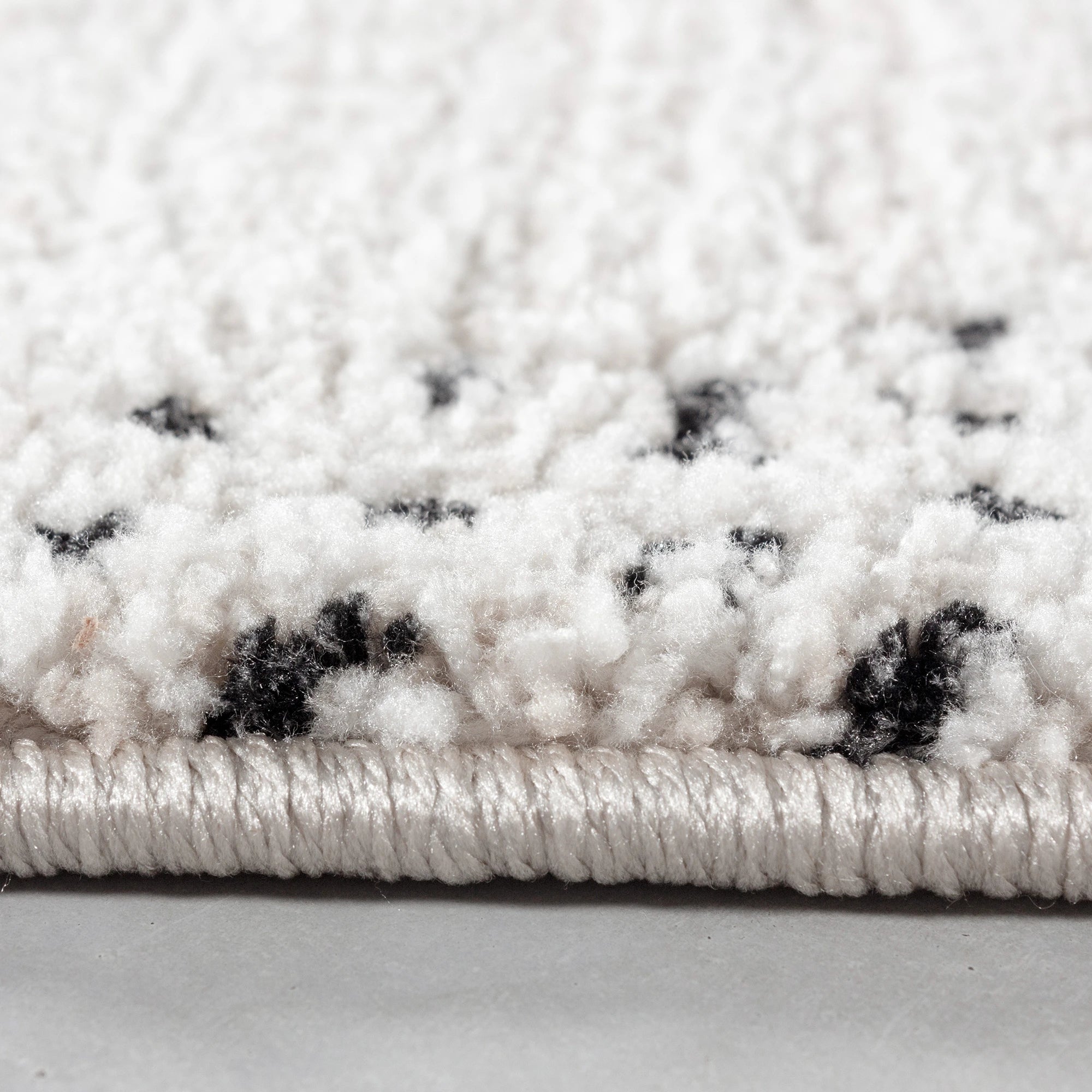 Boho-Teppich mit Gepunktetem Rauten Muster | Creme