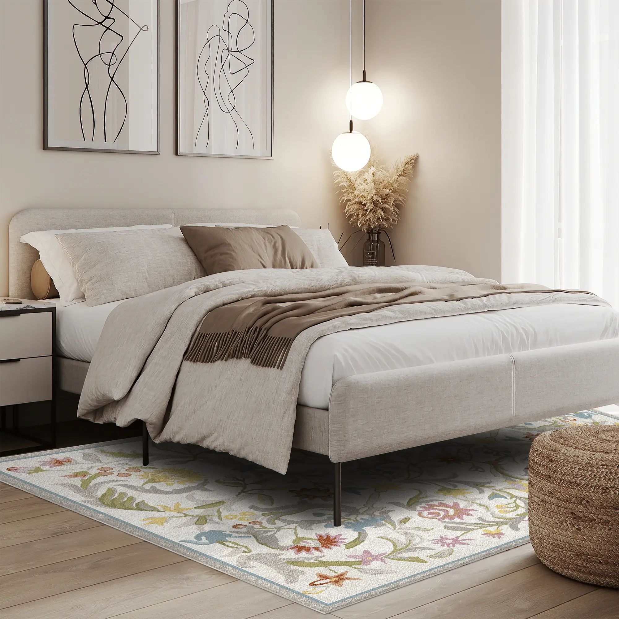 Ordentlich gemachtes Bett mit beiger Bettwäsche in einem Schlafzimmer.