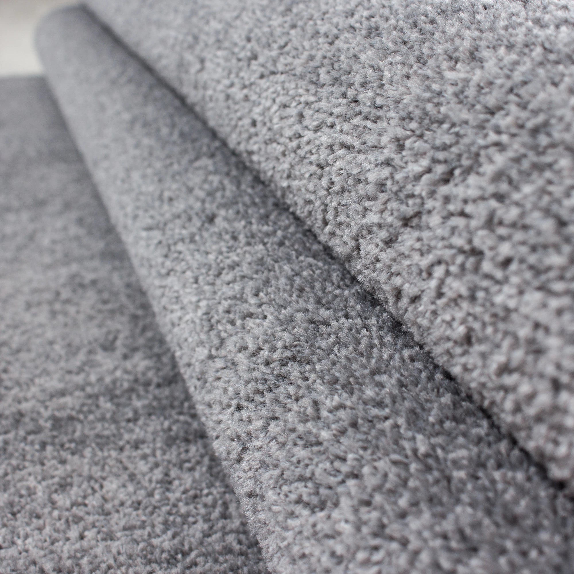 Hellgrauer einfarbiger Teppich aus Plüschgewebe