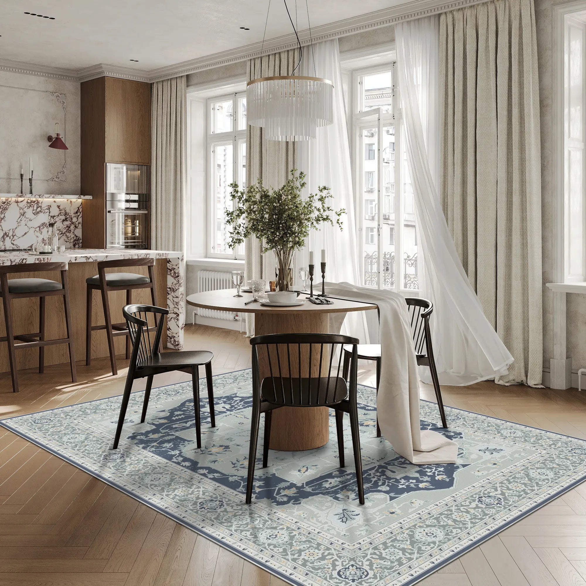Teppich mit marineblauen und hellgrauen Blumen- und geometrischen Mustern im Esszimmer