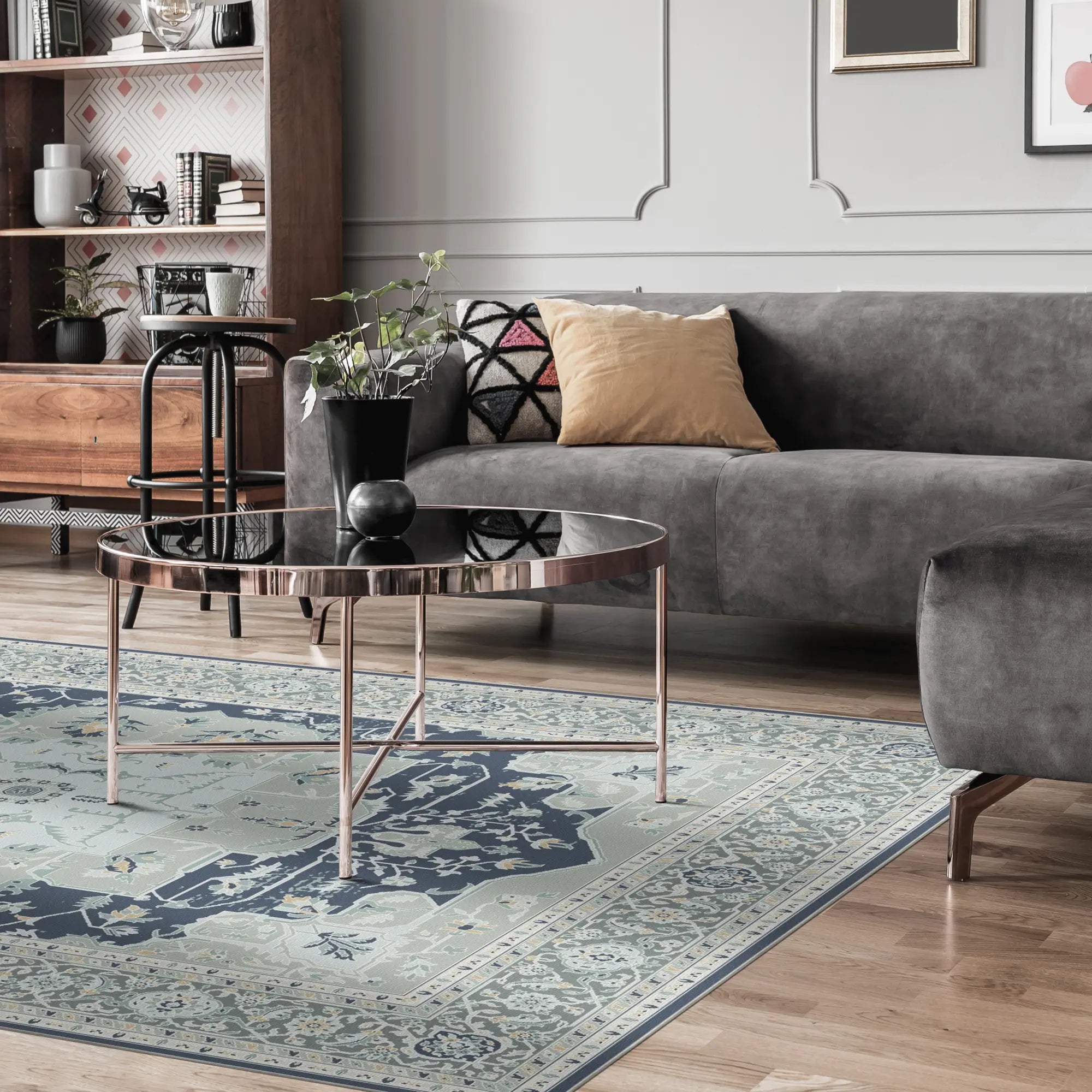 Teppich mit marineblauen und hellgrauen Blumen- und geometrischen Mustern in einem Wohnzimmerambiente