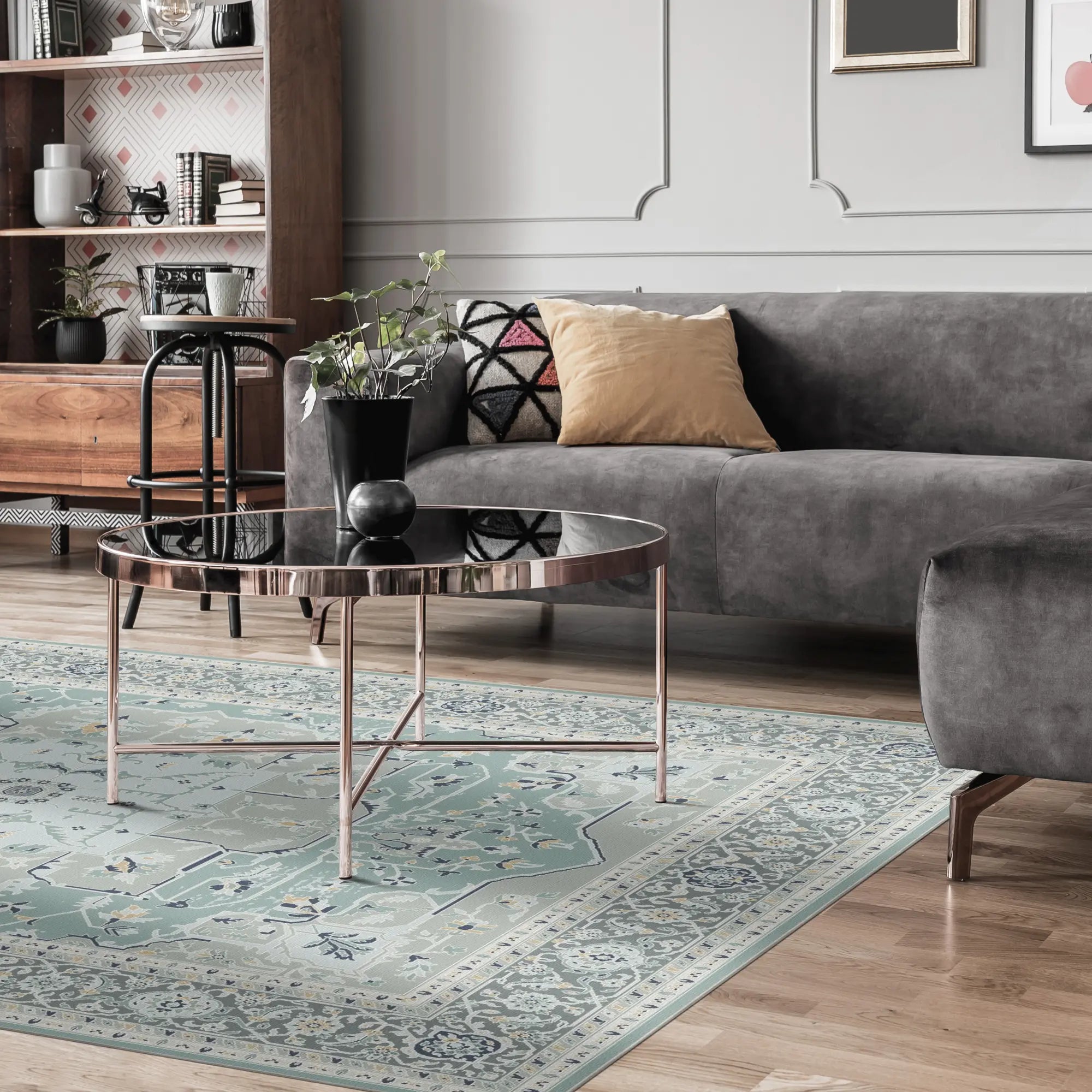 Schaumgrüner Teppich mit filigranen Blumen- und geometrischen Mustern im Wohnzimmer
