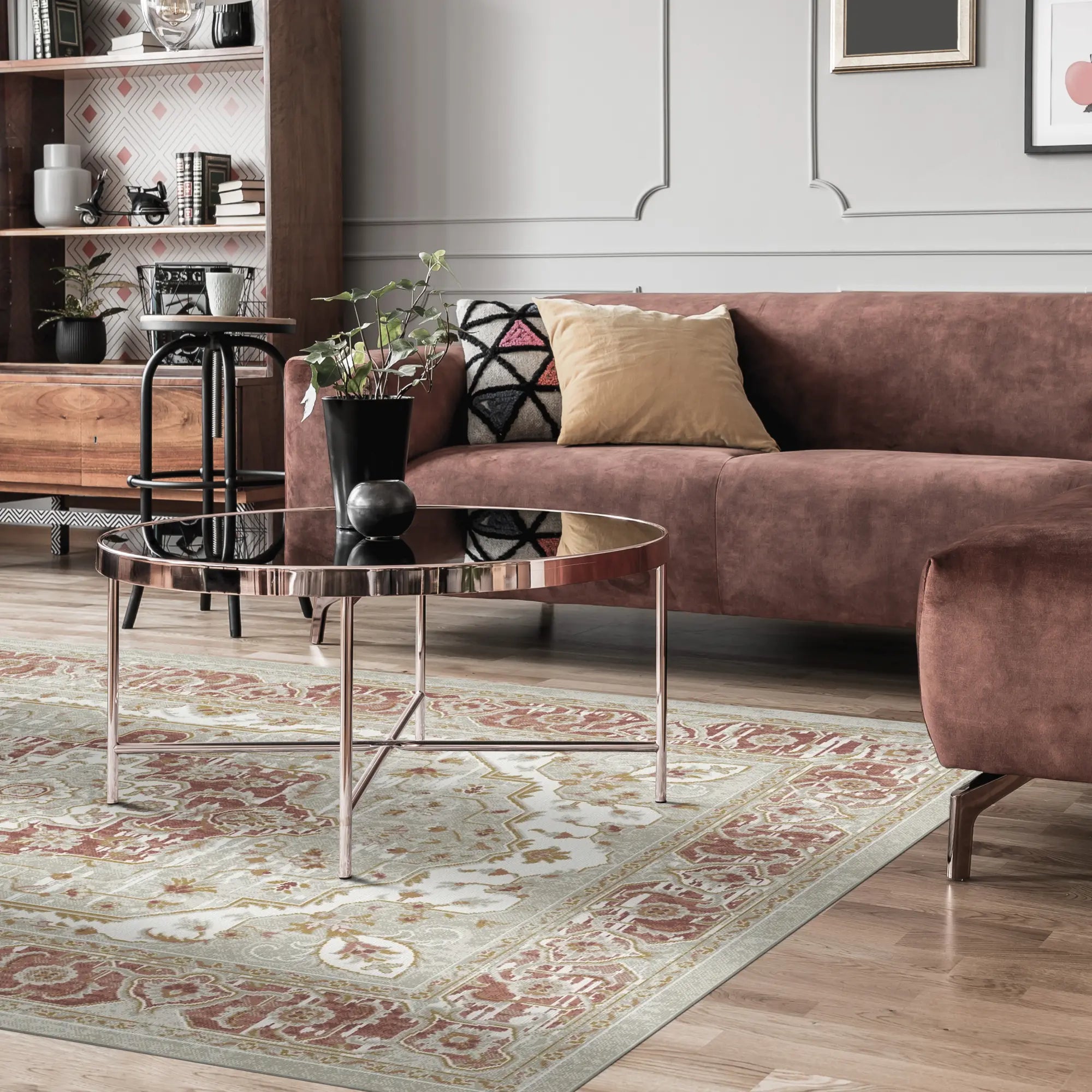 Teppich mit elfenbeinfarbenem Hintergrund und verziertem Muster aus roten und goldenen Medaillons im Wohnzimmer