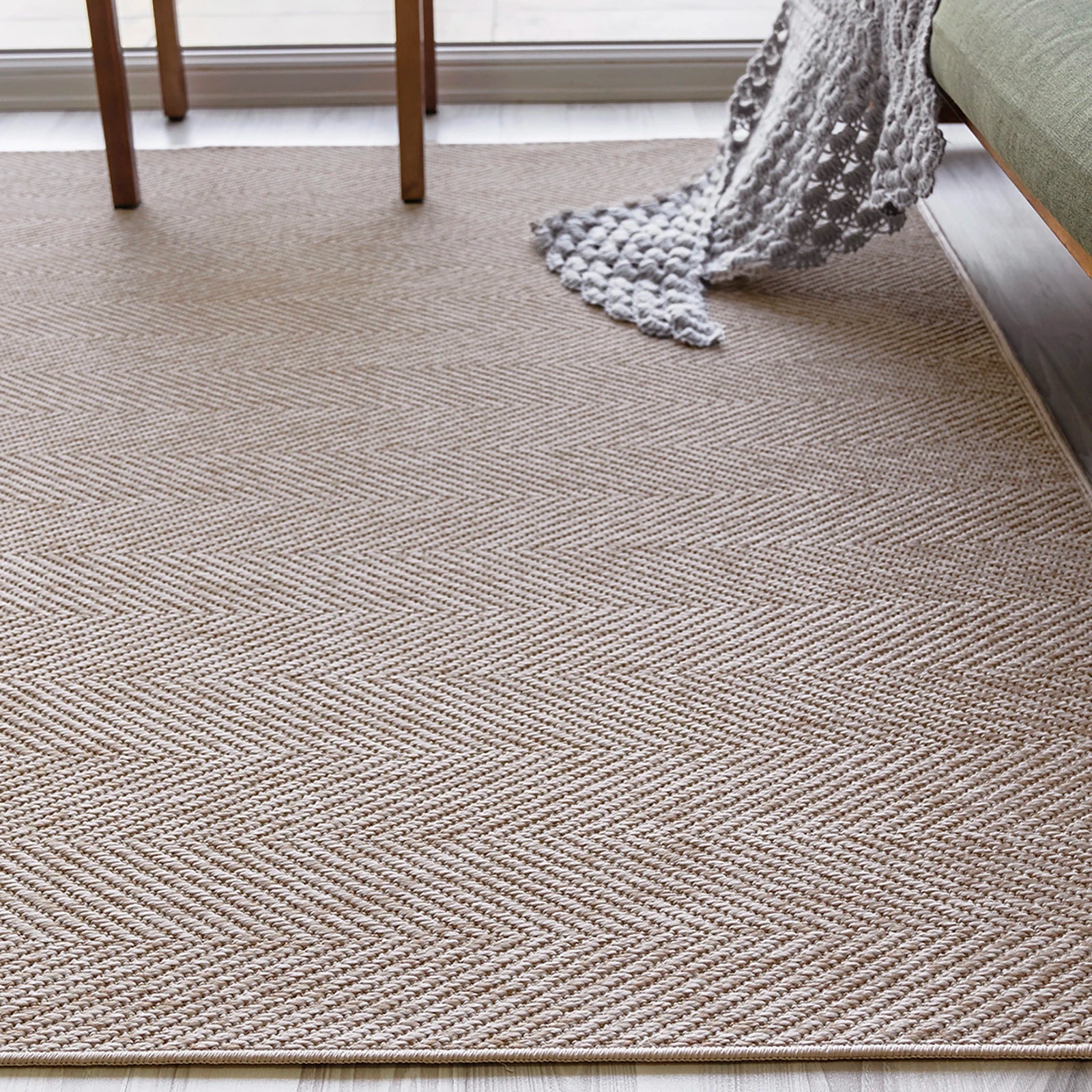 Strukturierter Juteteppich in Elfenbein mit Fischgrätenmuster