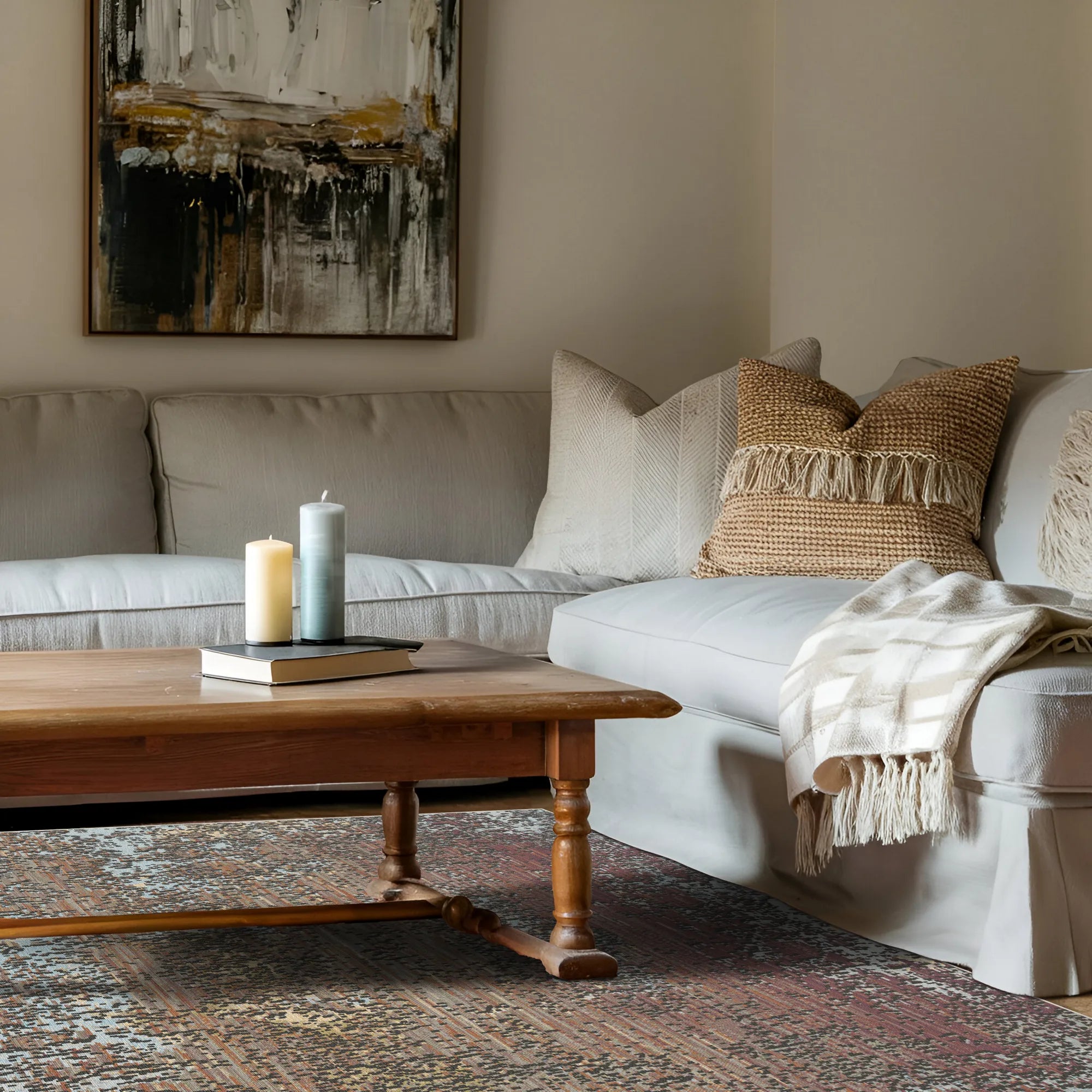 Teppich mit abstraktem Muster in Weinrot, Beige und Braun unter einem Holzcouchtisch im Wohnzimmer