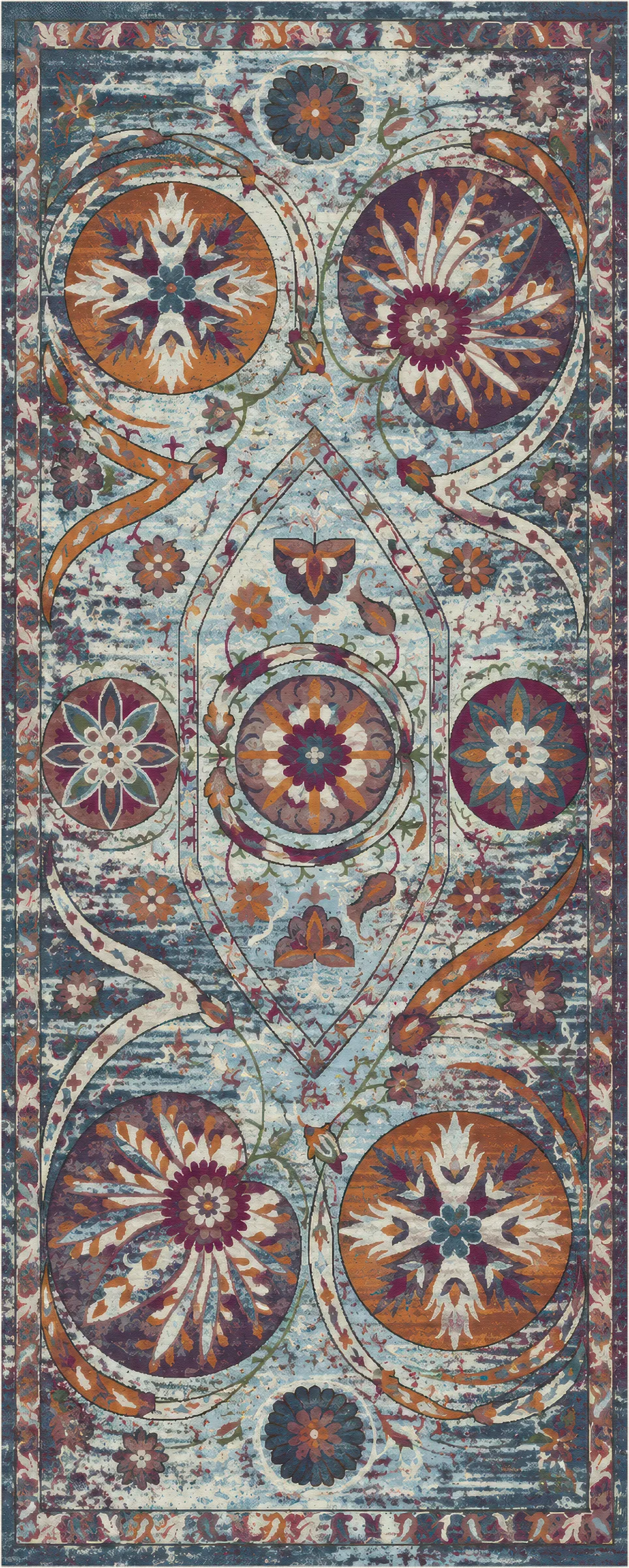 Ein Teppich mit einem abgenutzten, traditionellen Design im Vintage-Stil mit kreisförmigen Medaillons und floralen Motiven in gedecktem Blau, Rostorange, Lila und Beige.
