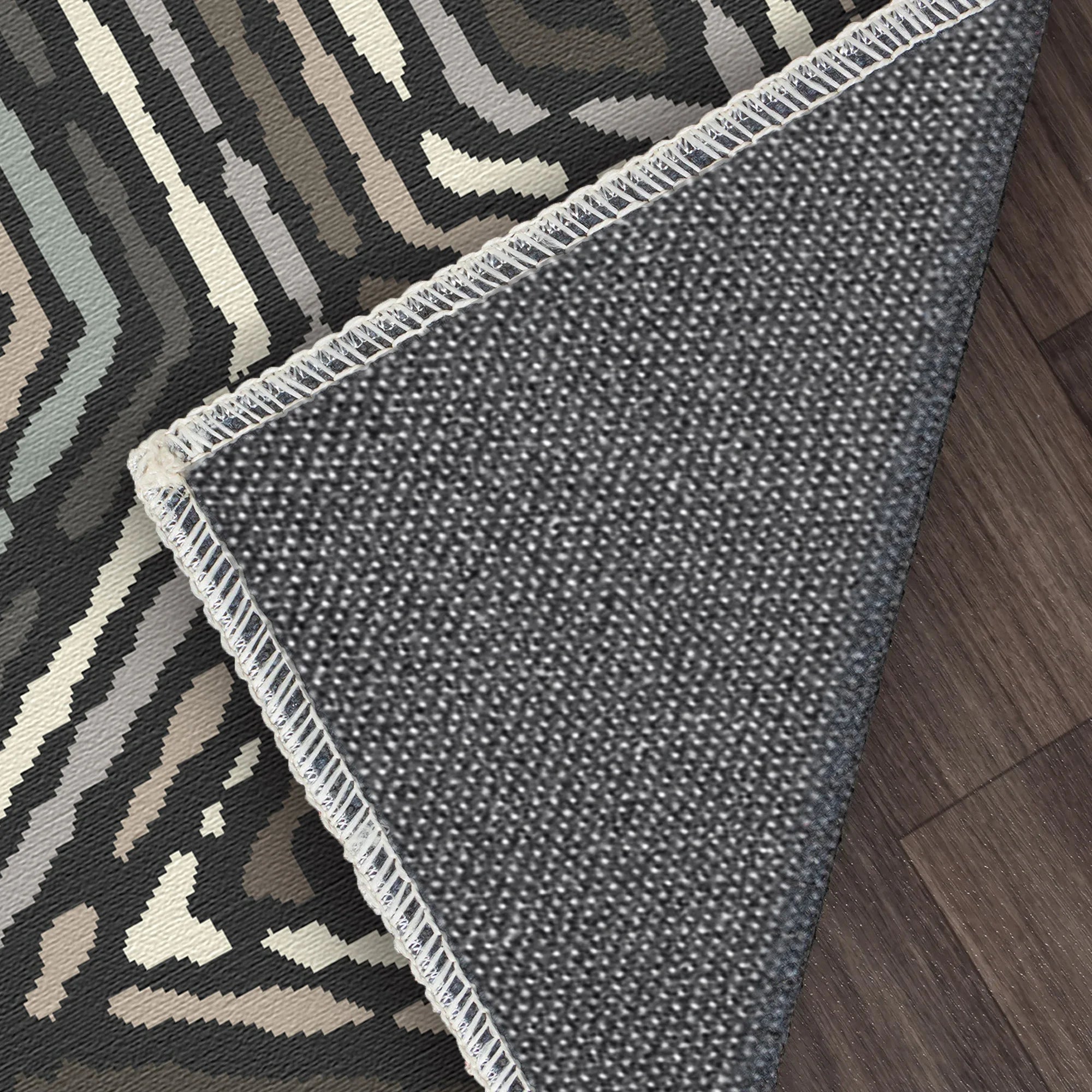 Moderner Anthrazit Tribal Diamant Teppich