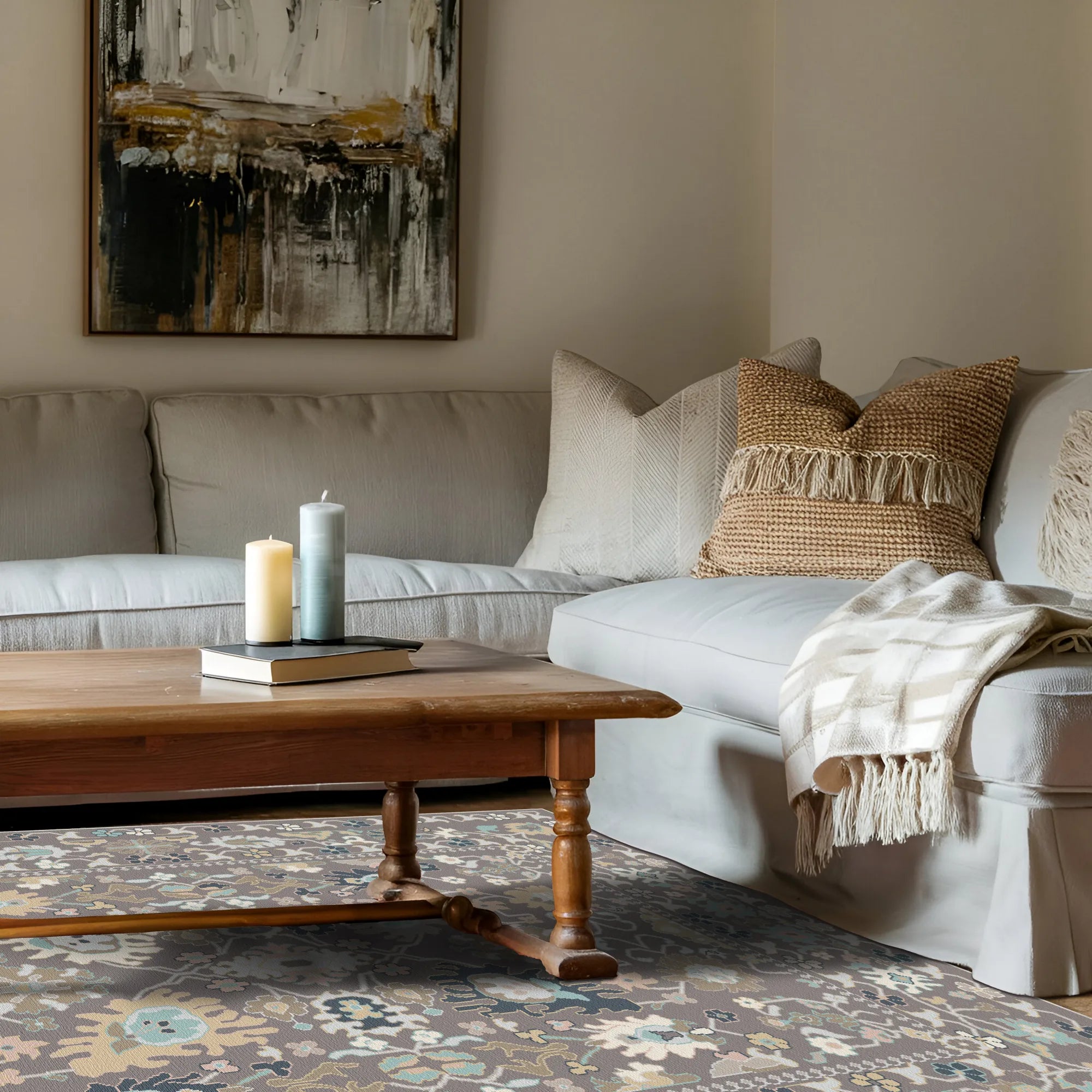 Teppich mit pastellblauem, beigem und cremefarbenem Blumenmuster unter einem hölzernen Couchtisch im Wohnzimmer