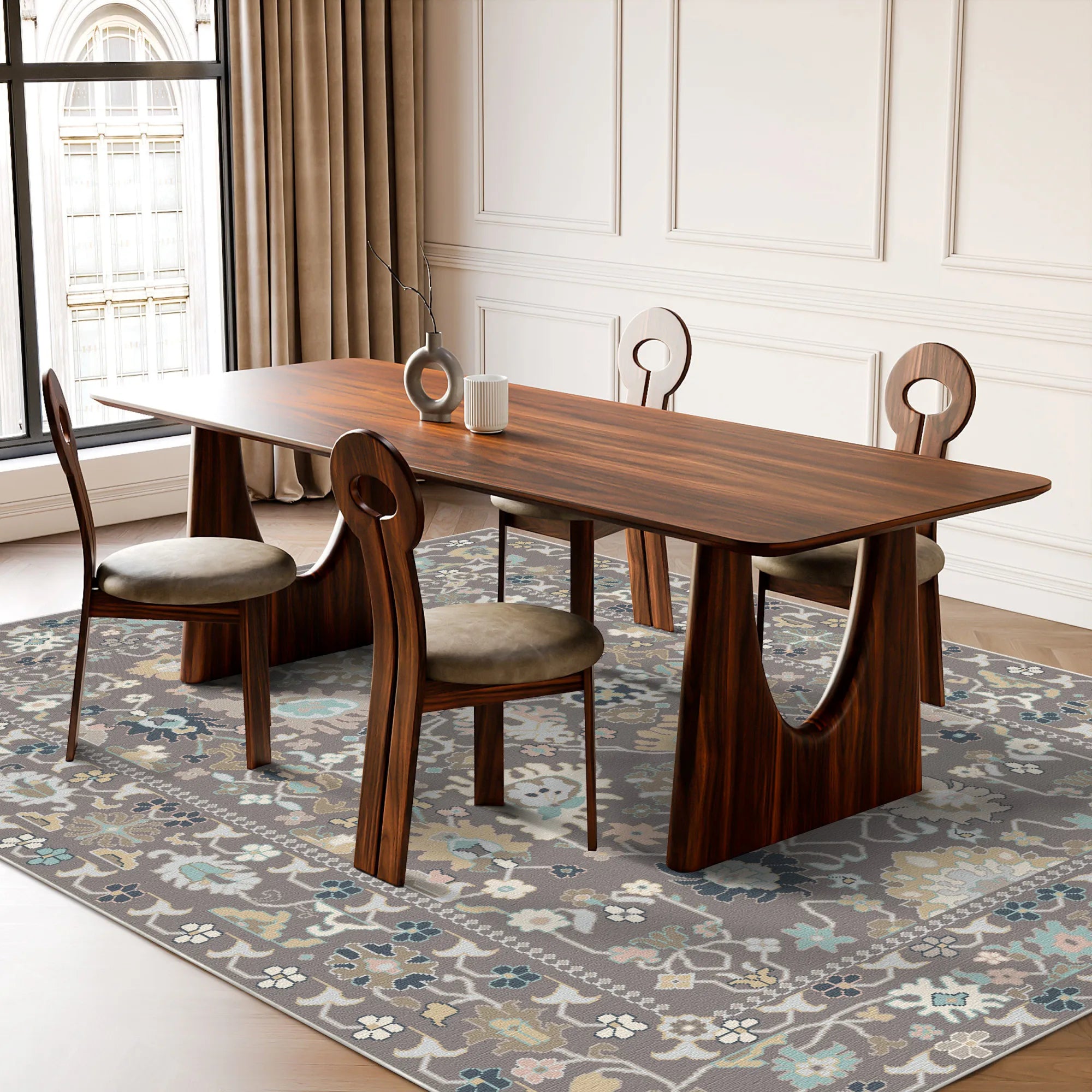 Teppich mit pastellfarbenem Blumenmuster in Blau, Beige und Grau unter einem hölzernen Esstisch