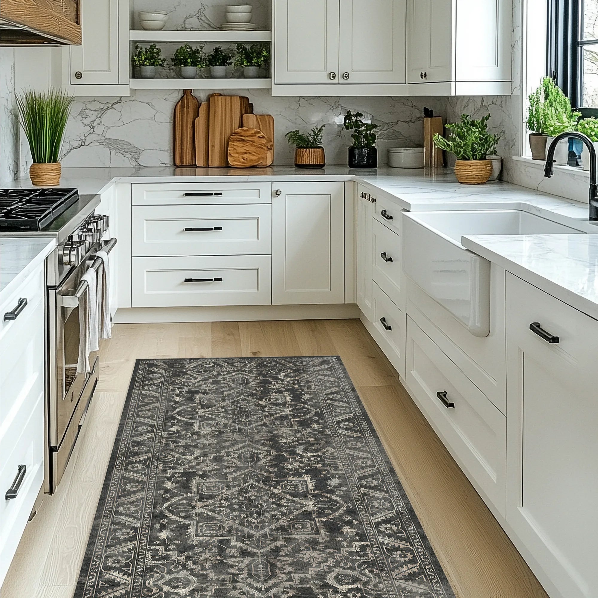 Moderne Küche mit weißen Schränken, Marmorarbeitsplatte und gemustertem Teppich auf Holzboden.