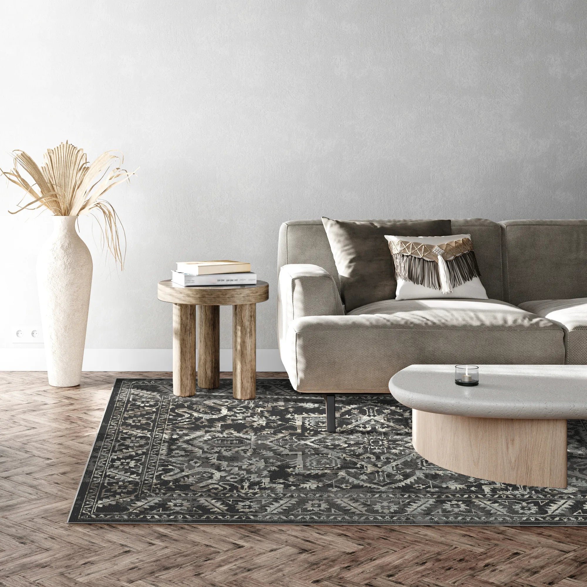 Kohlefarbenes Teppich mit vintage geometrischen und floralen Mustern auf Holzboden