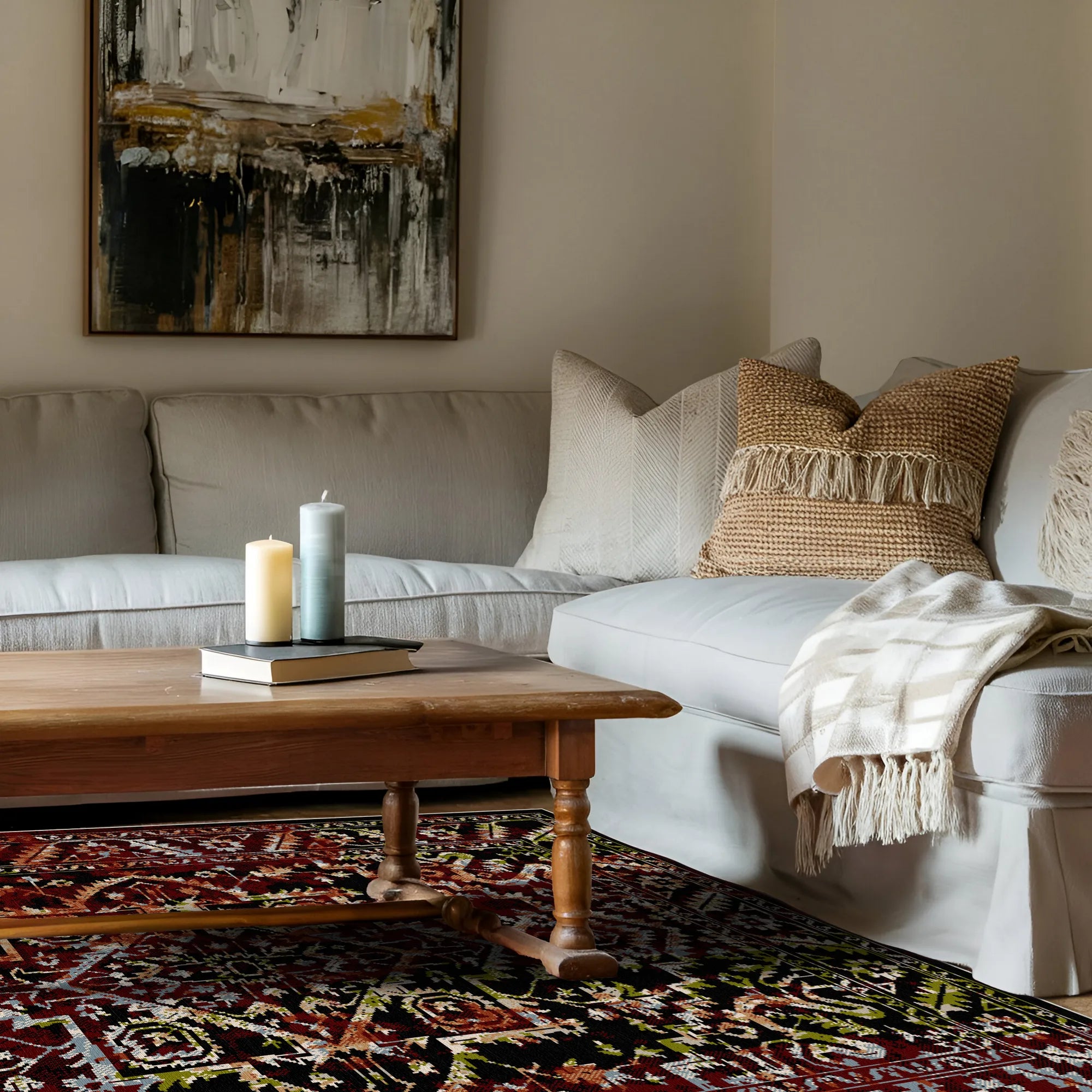 Teppich mit granatrotem, schwarzem, grünem und weißem geometrischem Vintage-Muster unter einem hölzernen Couchtisch