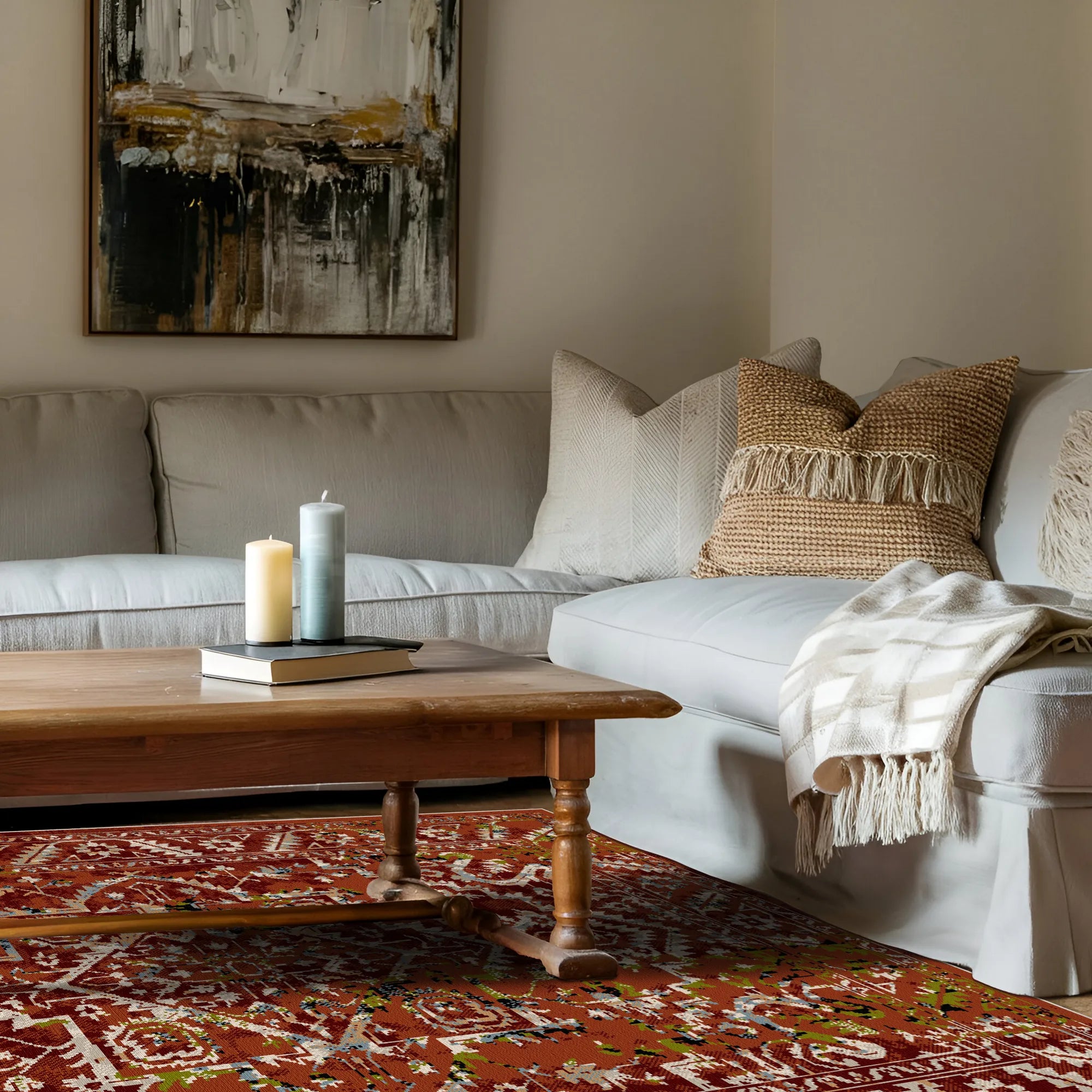 rostroter Teppich mit weißen und grünen geometrischen Vintage-Mustern unter einem hölzernen Couchtisch