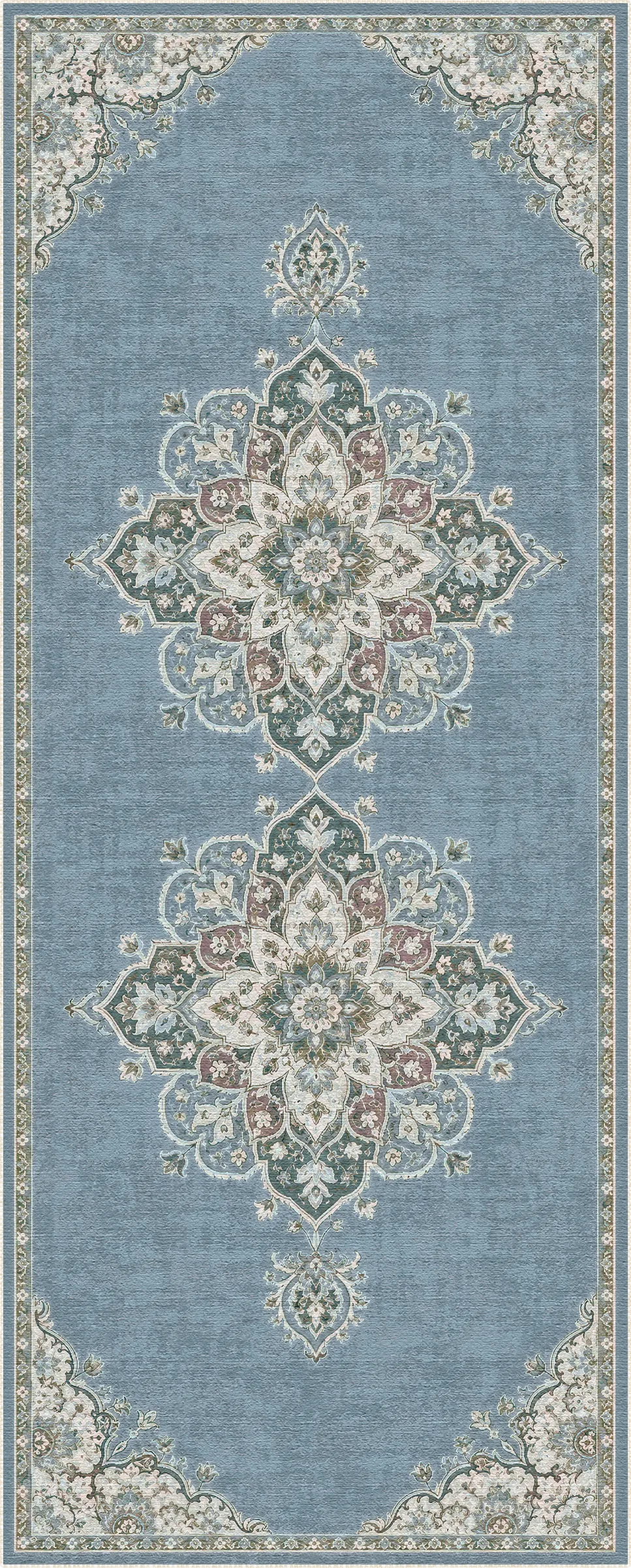 Ein rechteckiger Teppich mit einem traditionellen Medaillonmuster in staubigem Blau, Creme, Salbeigrün und gedecktem Rosa, flach vor weißem Hintergrund dargestellt.