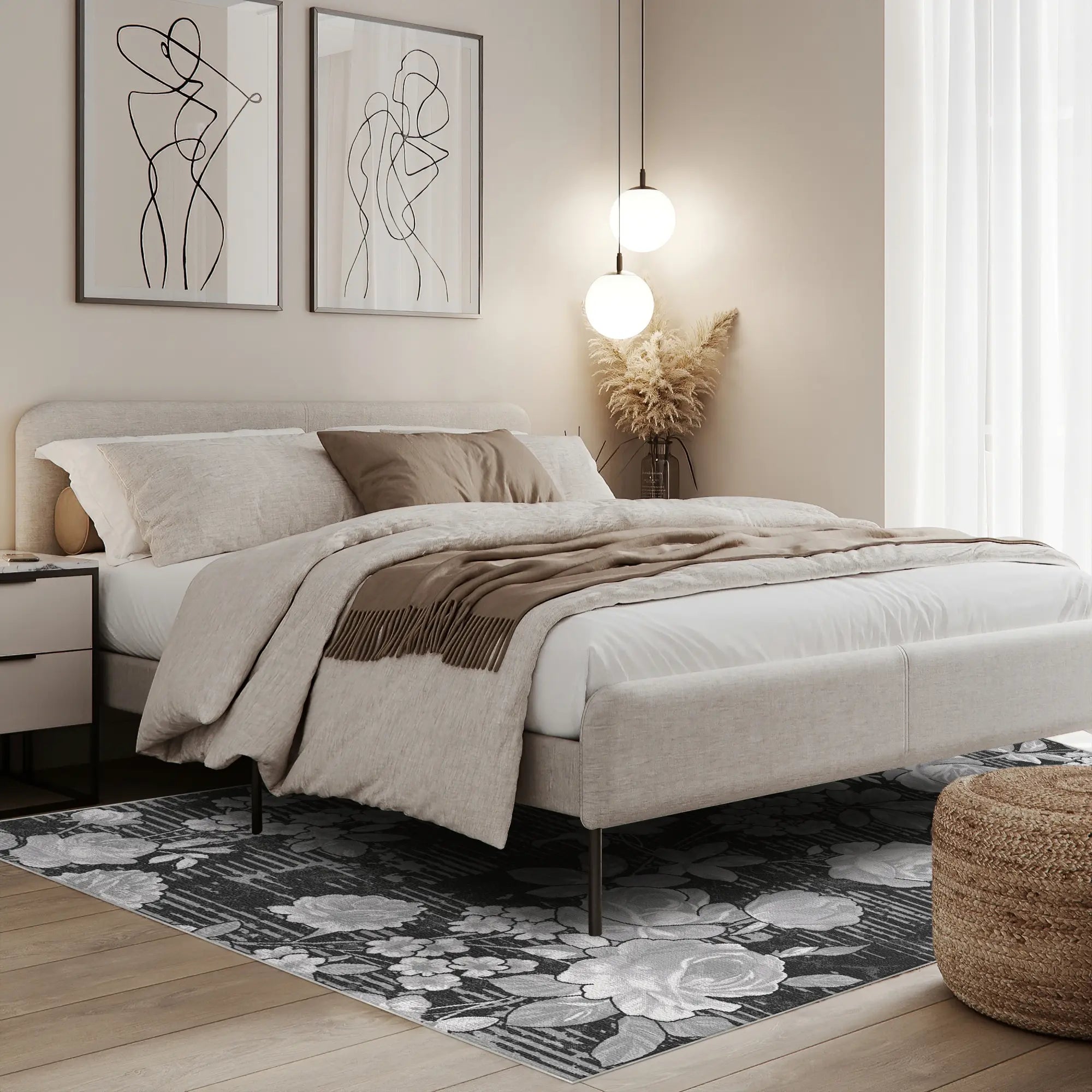Modernes Schlafzimmer mit einem Bett, Nachttischen und abstrakter Kunst an der Wand.
