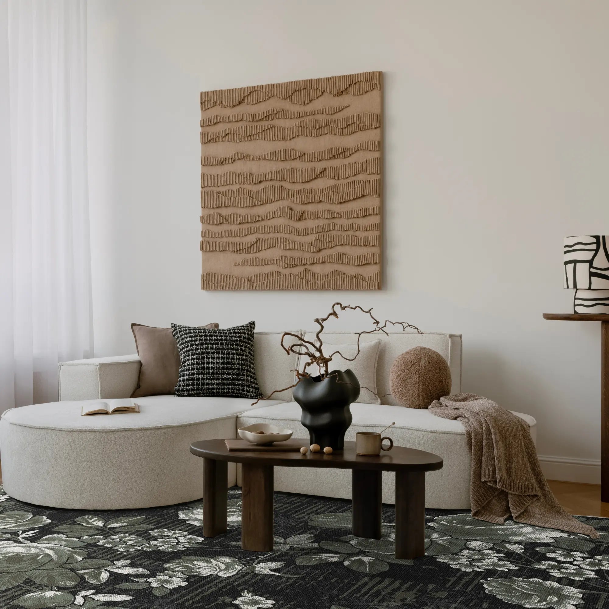 Modernes Wohnzimmer mit weißem Sofa, hölzernem Couchtisch und strukturierter Wandkunst.