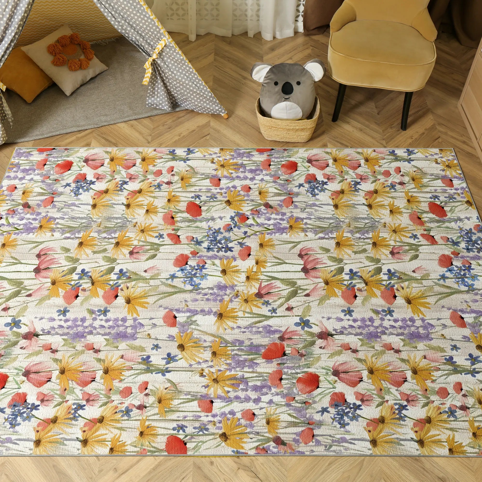 Teppich mit Blumenmuster auf einem Holzboden, im Hintergrund Spielzeug und Möbel