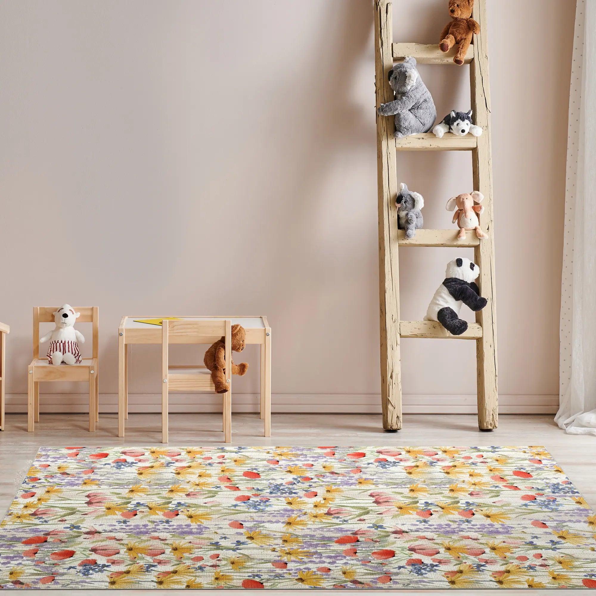 Kinderzimmer mit Holzmöbeln und buntem Teppich