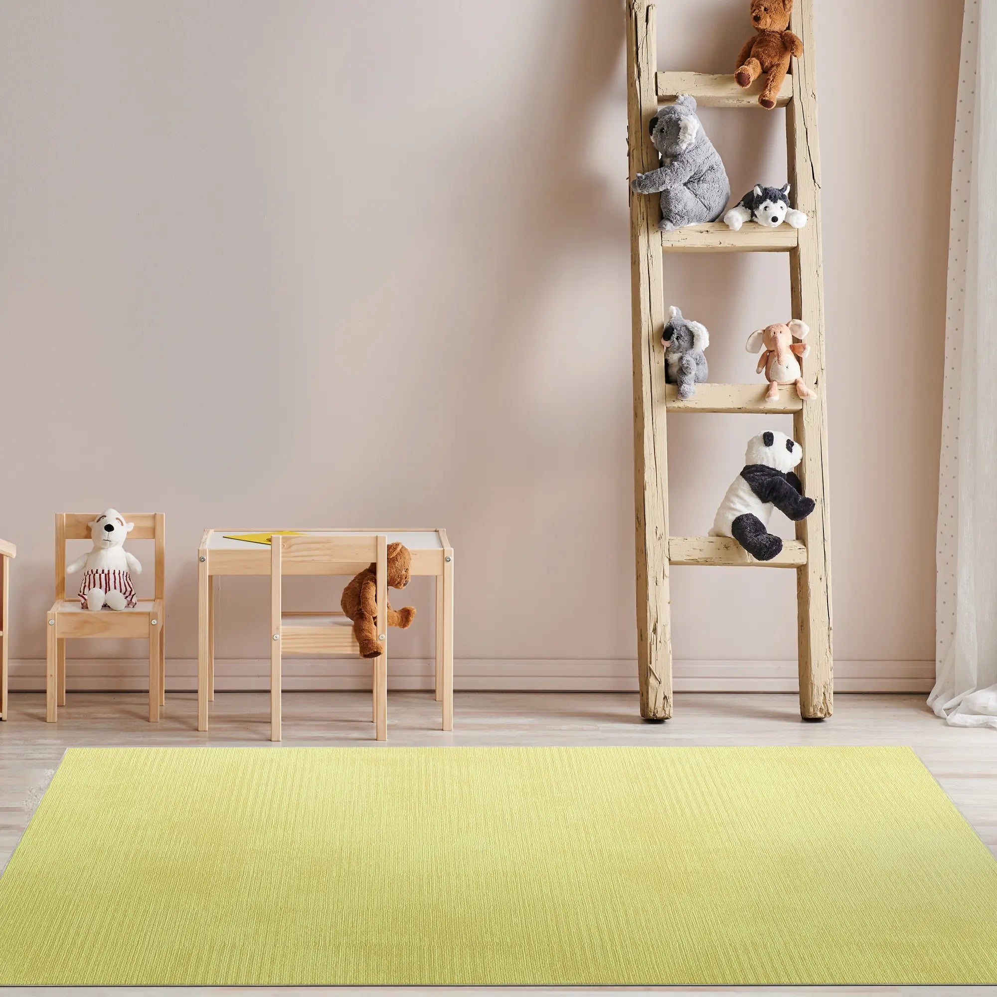 Gelber strukturierter Teppich auf hellem Holzboden im Kinderzimmer mit Spielzeug