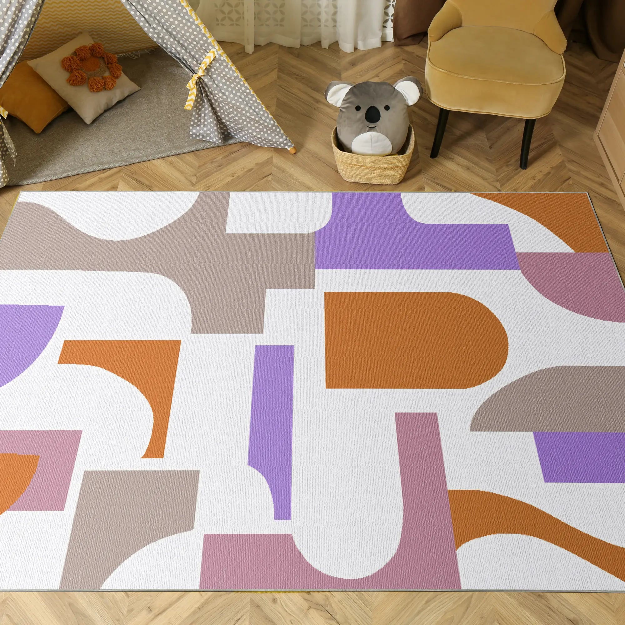 Teppich mit abstrakten geometrischen Formen in Lila, Orange, Beige und Rosa auf weißem Hintergrund