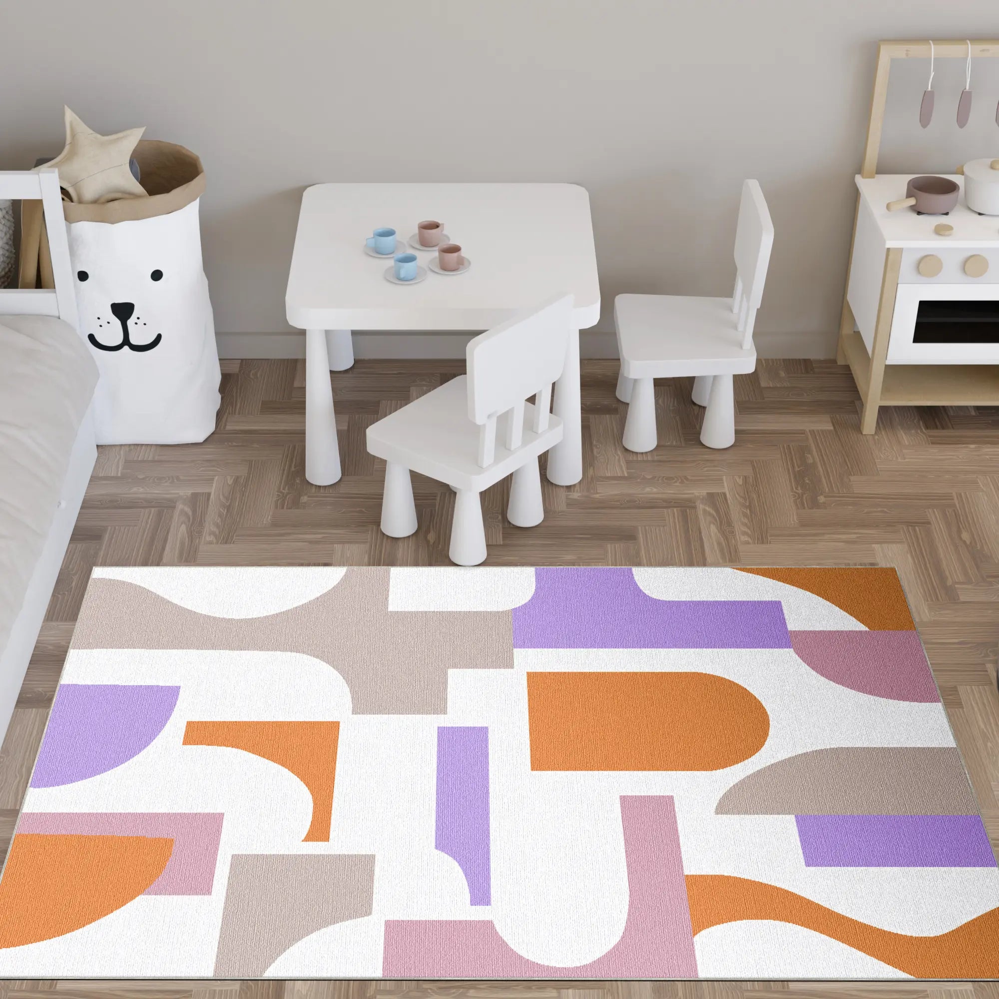Teppich mit abstrakten geometrischen Formen in Orange, Lila, Beige und Rosa auf weißem Hintergrund