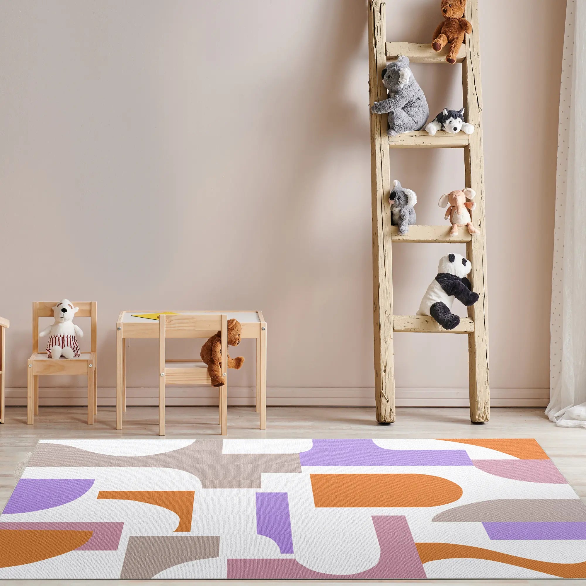 Teppich mit abstrakten geometrischen Formen in Orange, Lila, Beige und Weiß