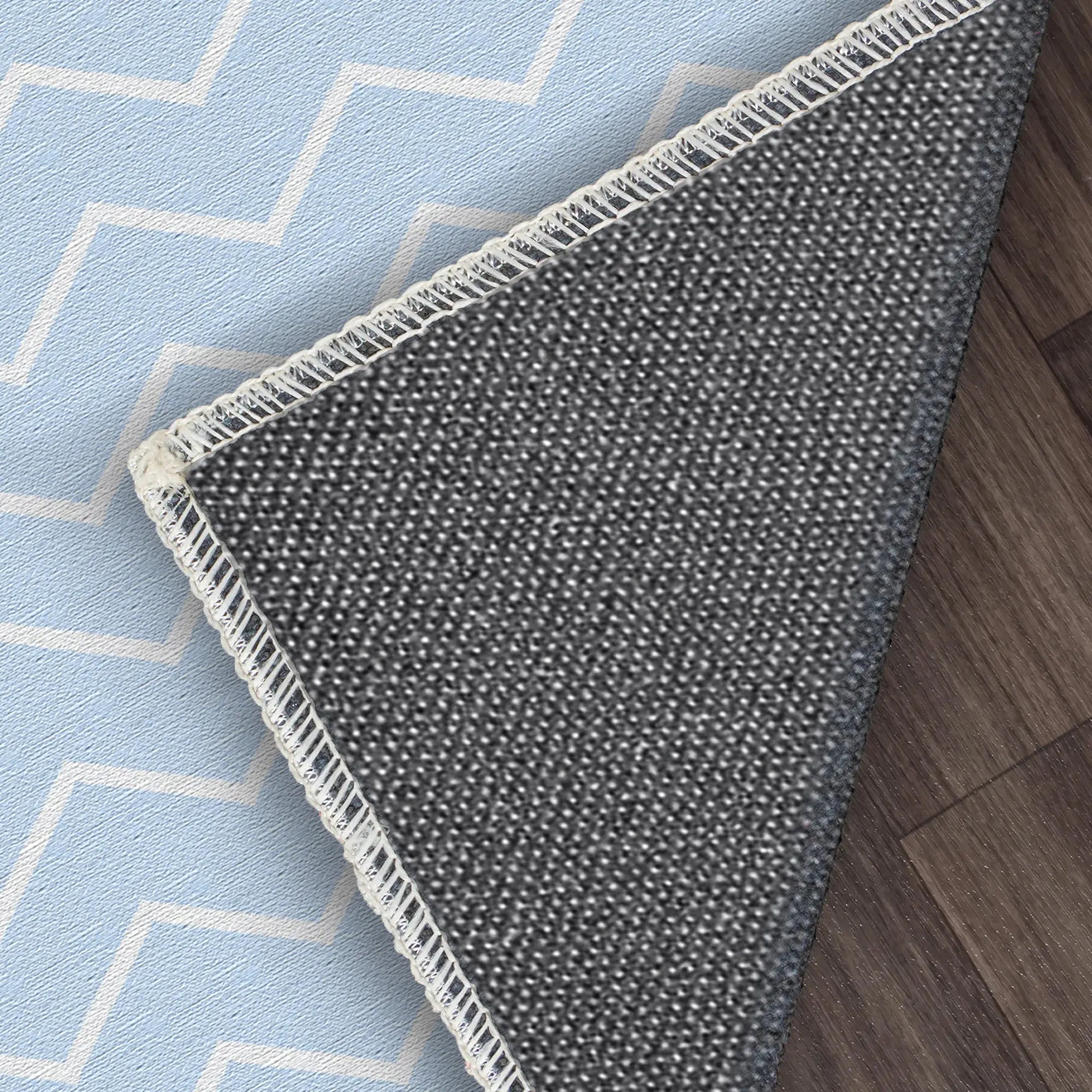 Waschbarer Hellblauer Chevron-Teppich