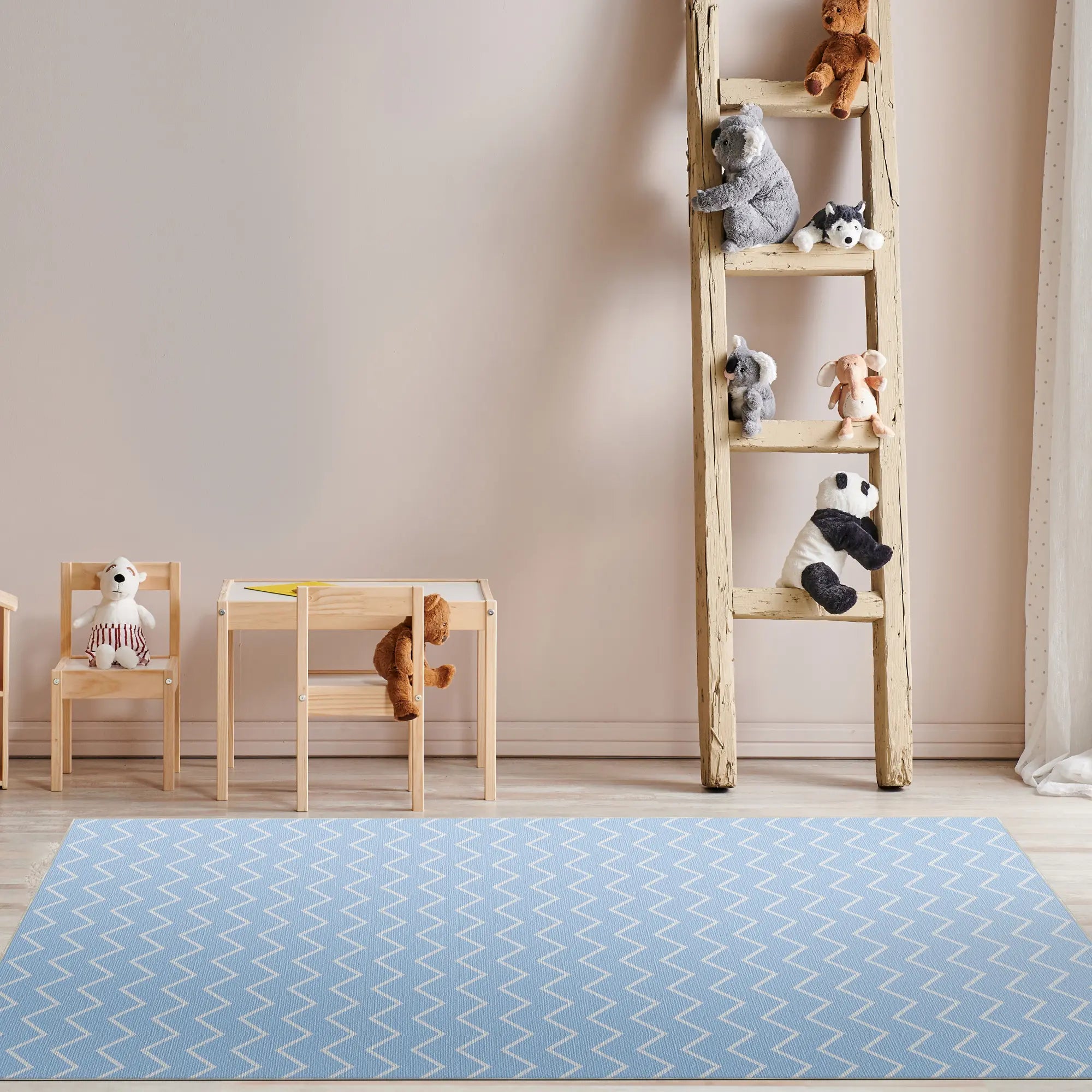 Waschbarer Hellblauer Chevron-Teppich