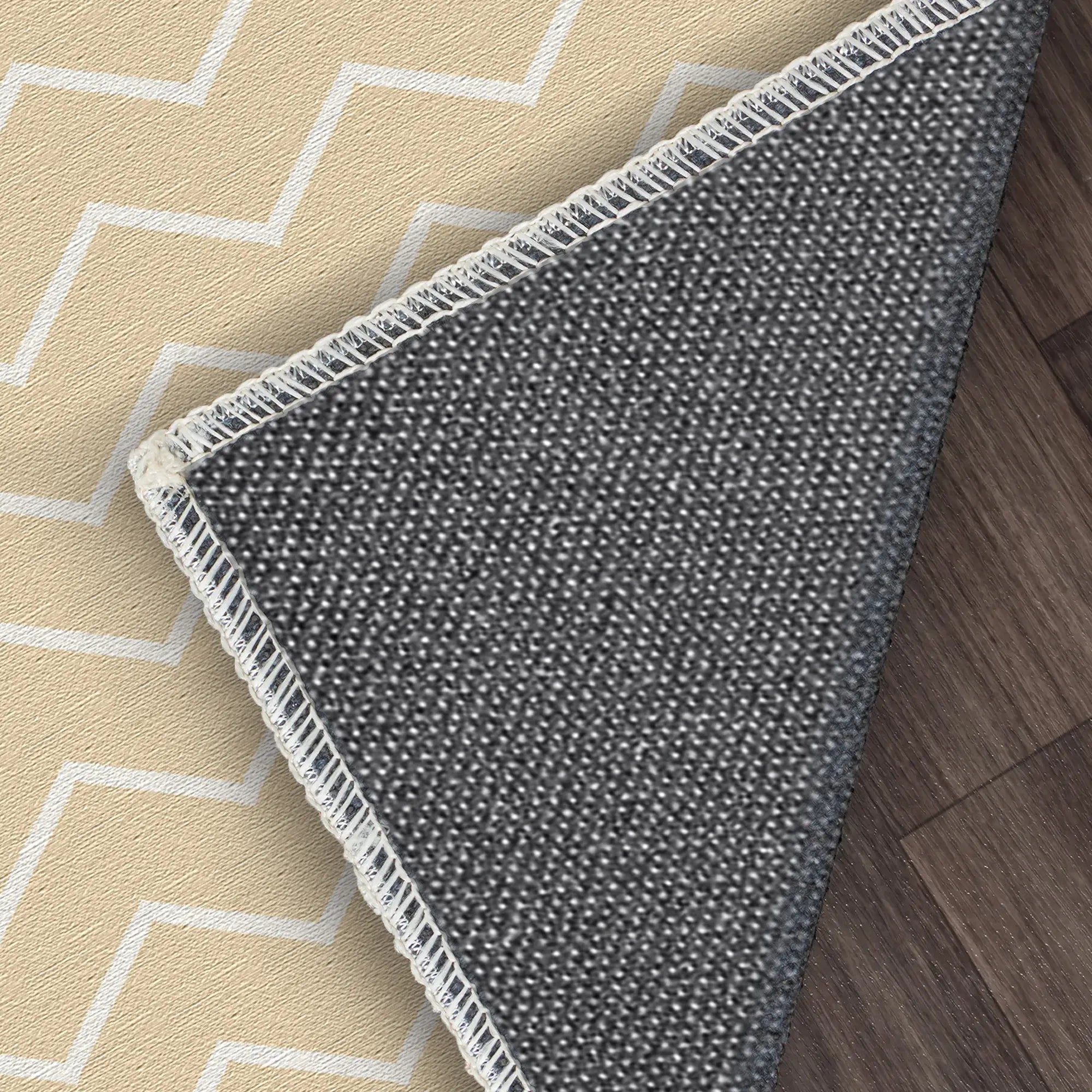 Waschbarer Beiger Chevron-Teppich