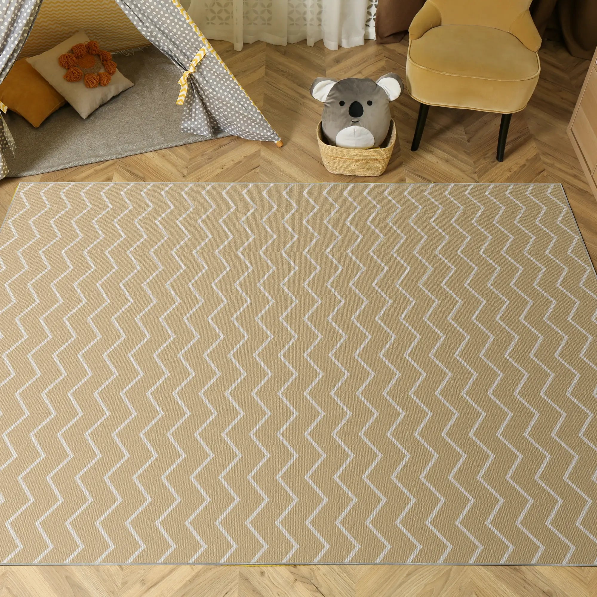 Waschbarer Beiger Chevron-Teppich