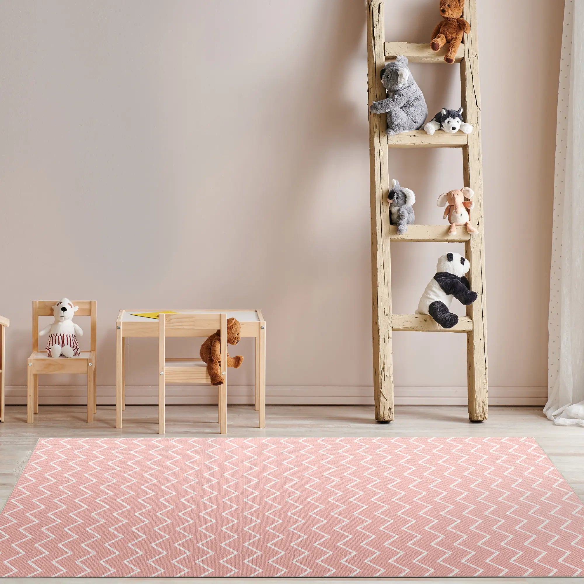 Waschbarer Rosa Chevron-Teppich