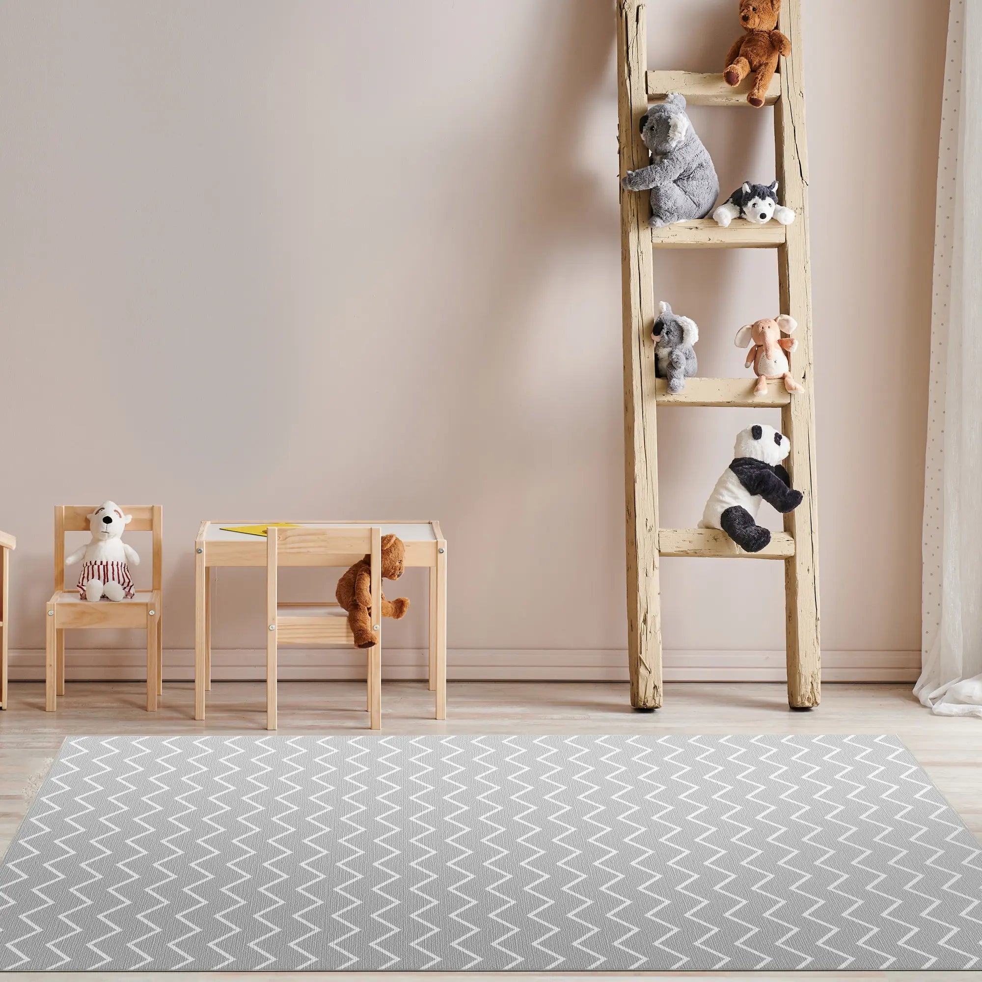 Waschbarer Grauer Chevron-Teppich