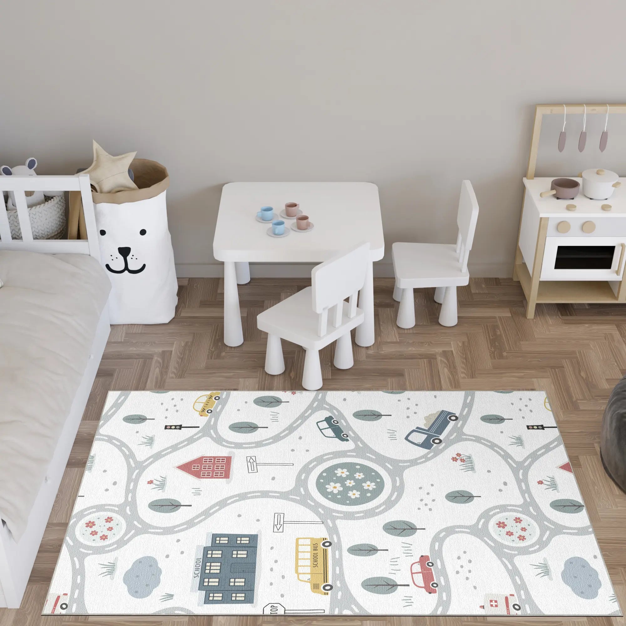 Kinder-Spielzimmer mit einem teppich im Karten-Design, Tisch und Stühlen.