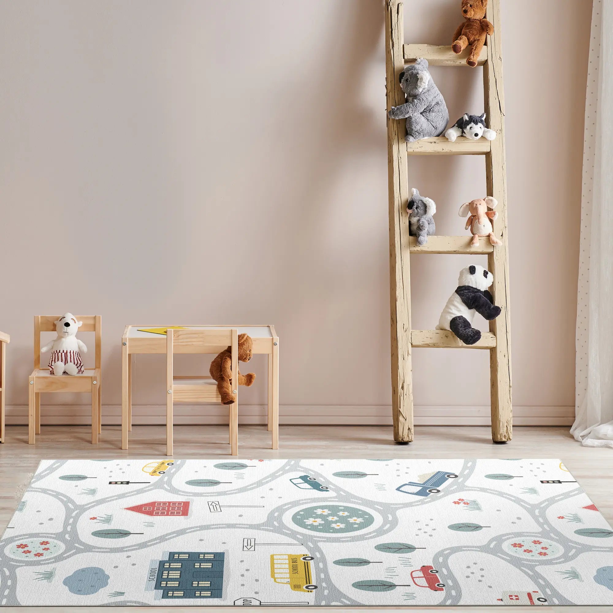 Kinderspielzimmer mit Holzmöbeln, Spielzeug auf einer Leiter und einem bunten Teppich.