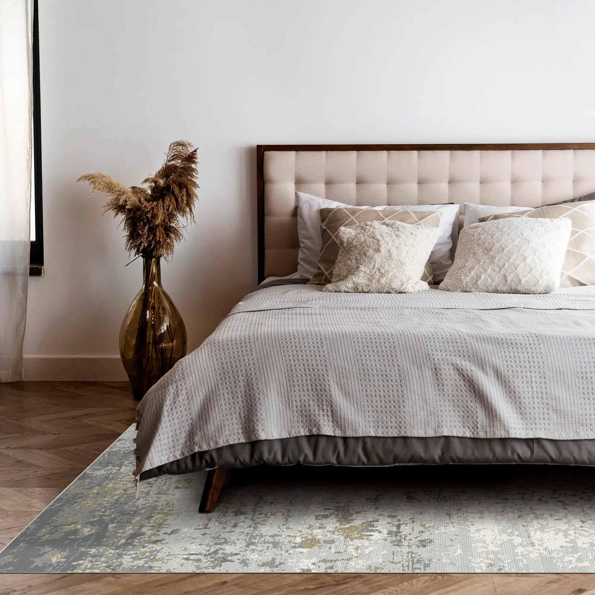 Graphitfarbener Patinierter Abstrakter Teppich im Used-Look