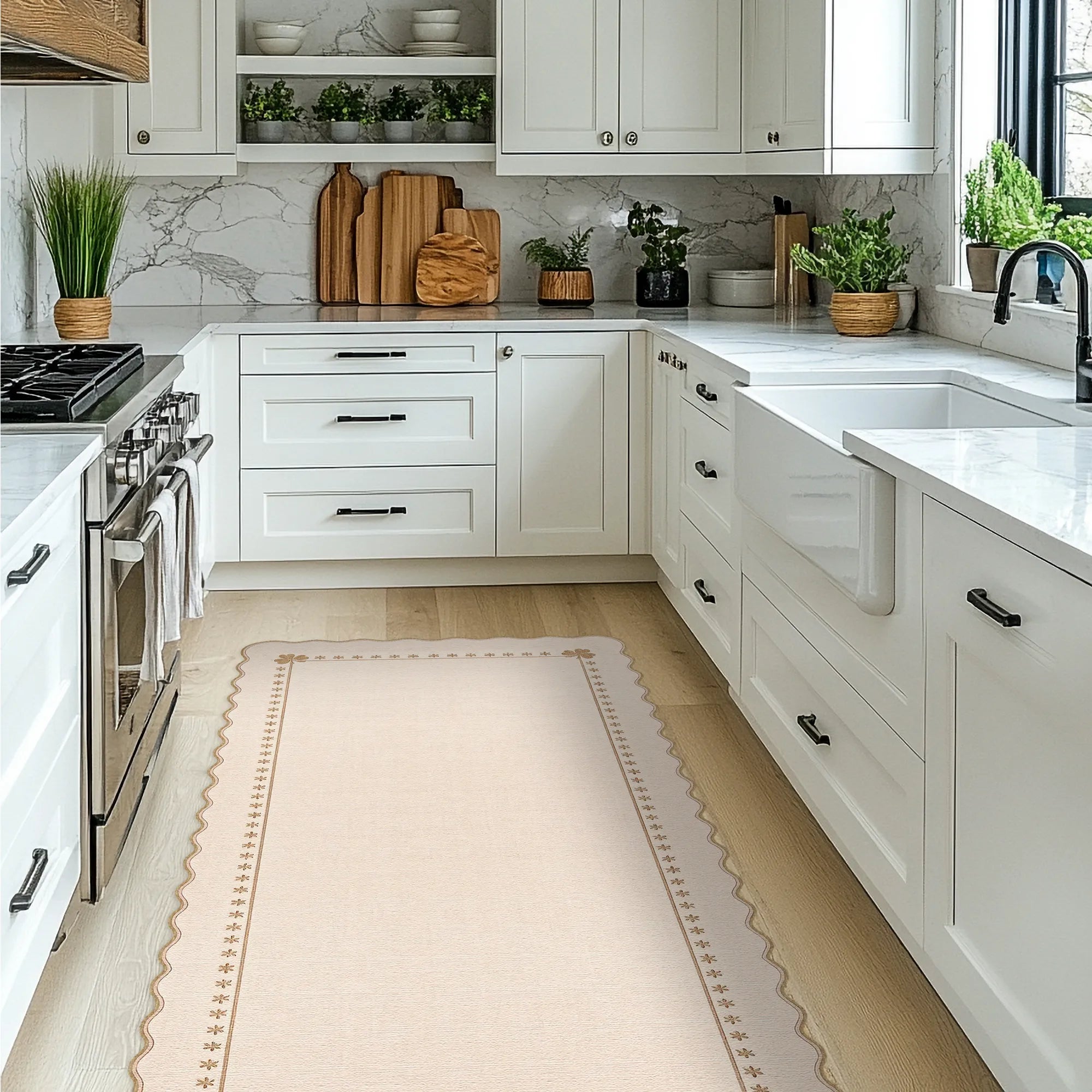 Eleganter Teppich mit gewelltem Kleeblattrand