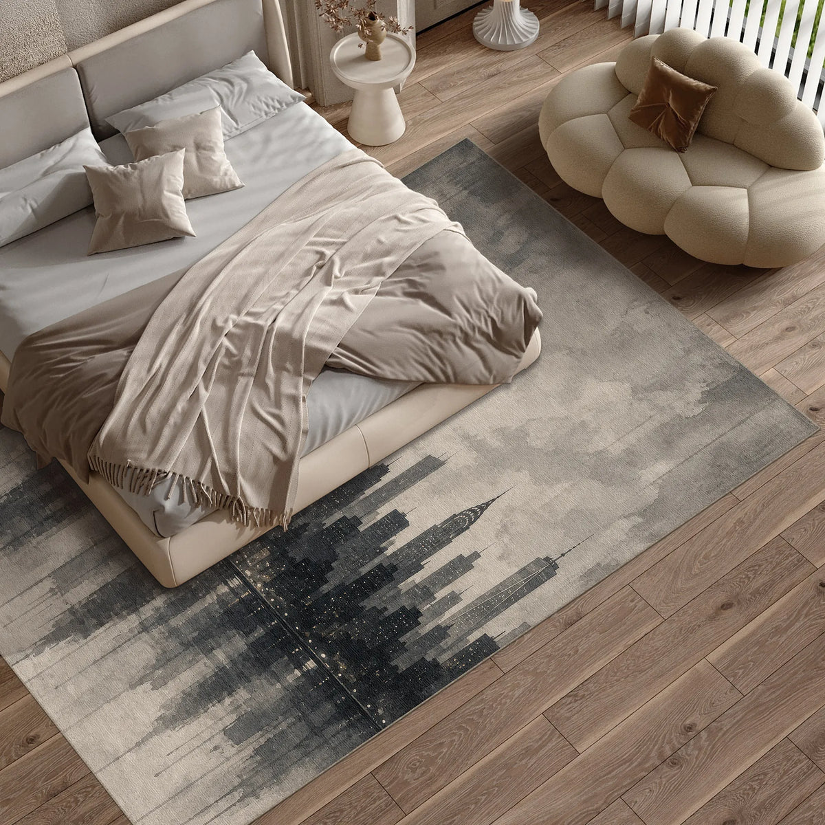Ein großer rechteckiger Teppich mit abstraktem New Yorker Stadtsilhouetten-Design in Grau und Schwarz, arrangiert in einem modernen Schlafzimmer neben einem Bett und einem wolkenförmigen Pouf-Sessel.