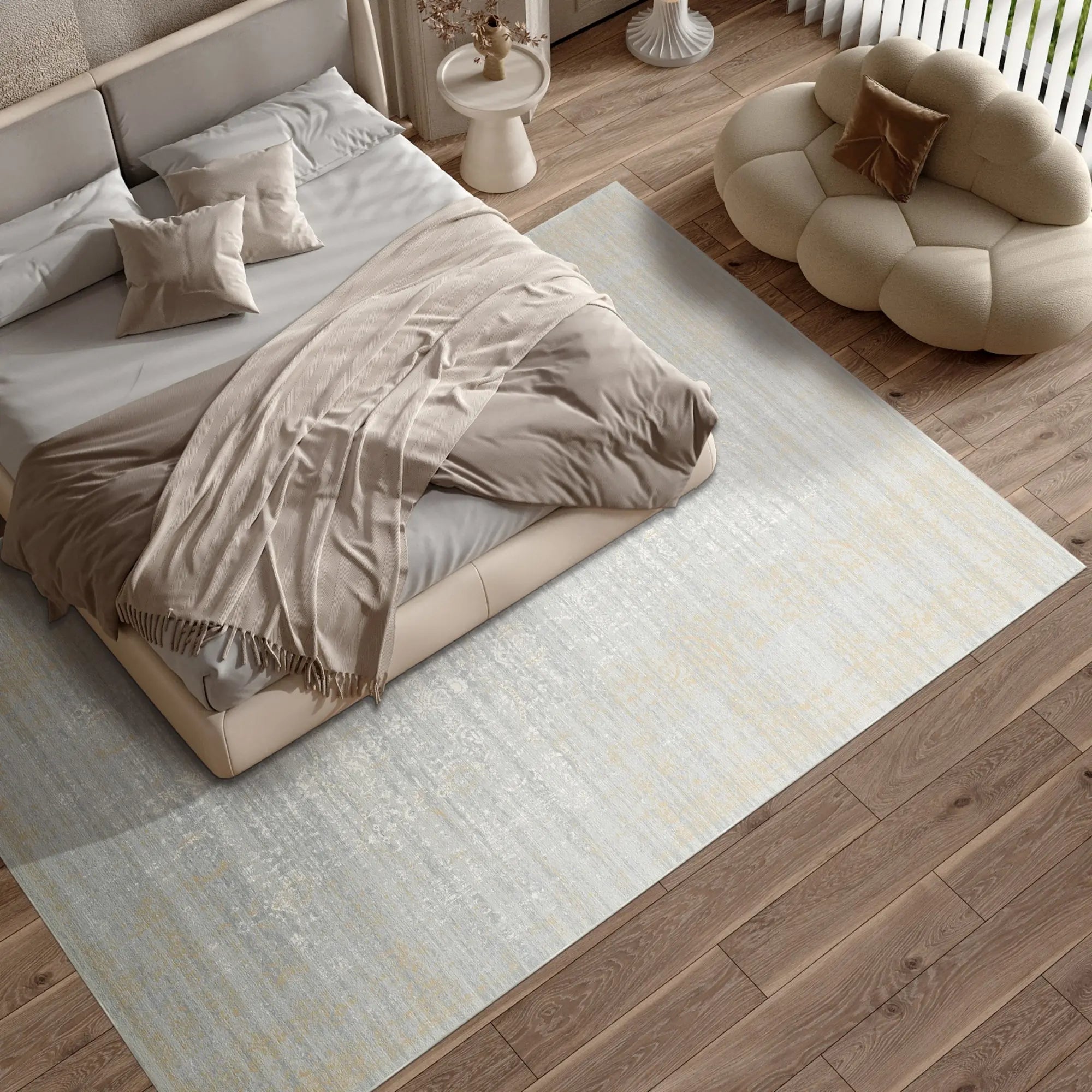 Modernes Schlafzimmer mit einem Bett, Teppich und Sessel.