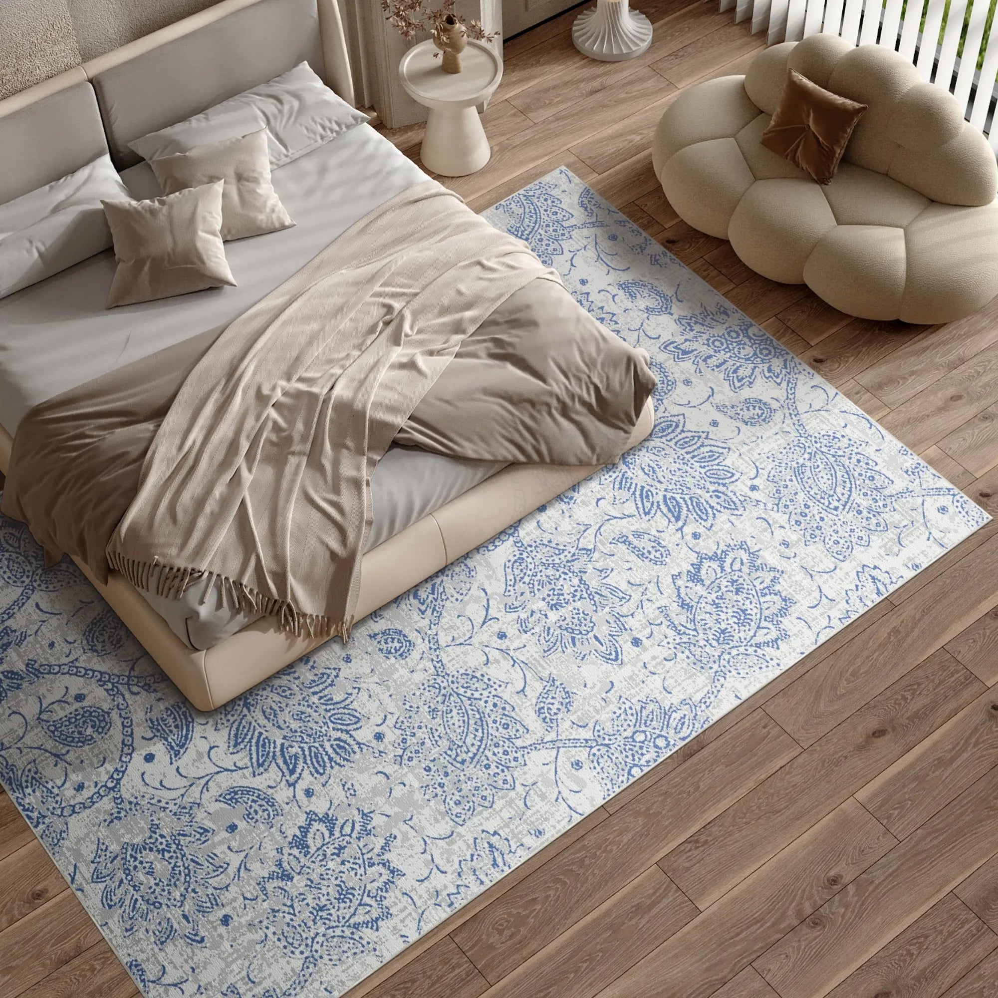 Schlafzimmer mit einem Teppich mit Blumenmuster, Bett und Stuhl.