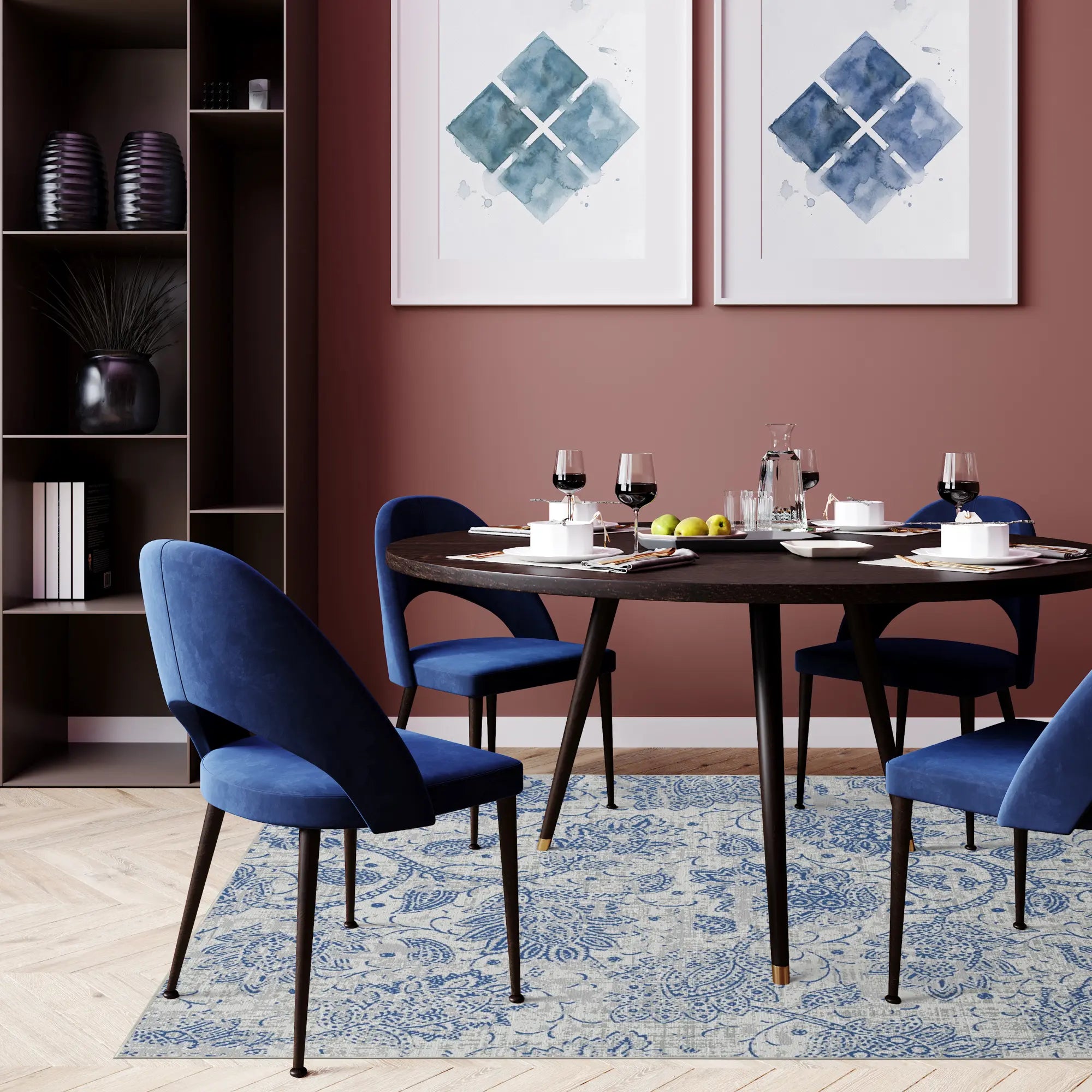 Esszimmer mit rundem Tisch und blauen Stühlen, ausgestattet mit einem gemusterten Teppich und Wandkunst.