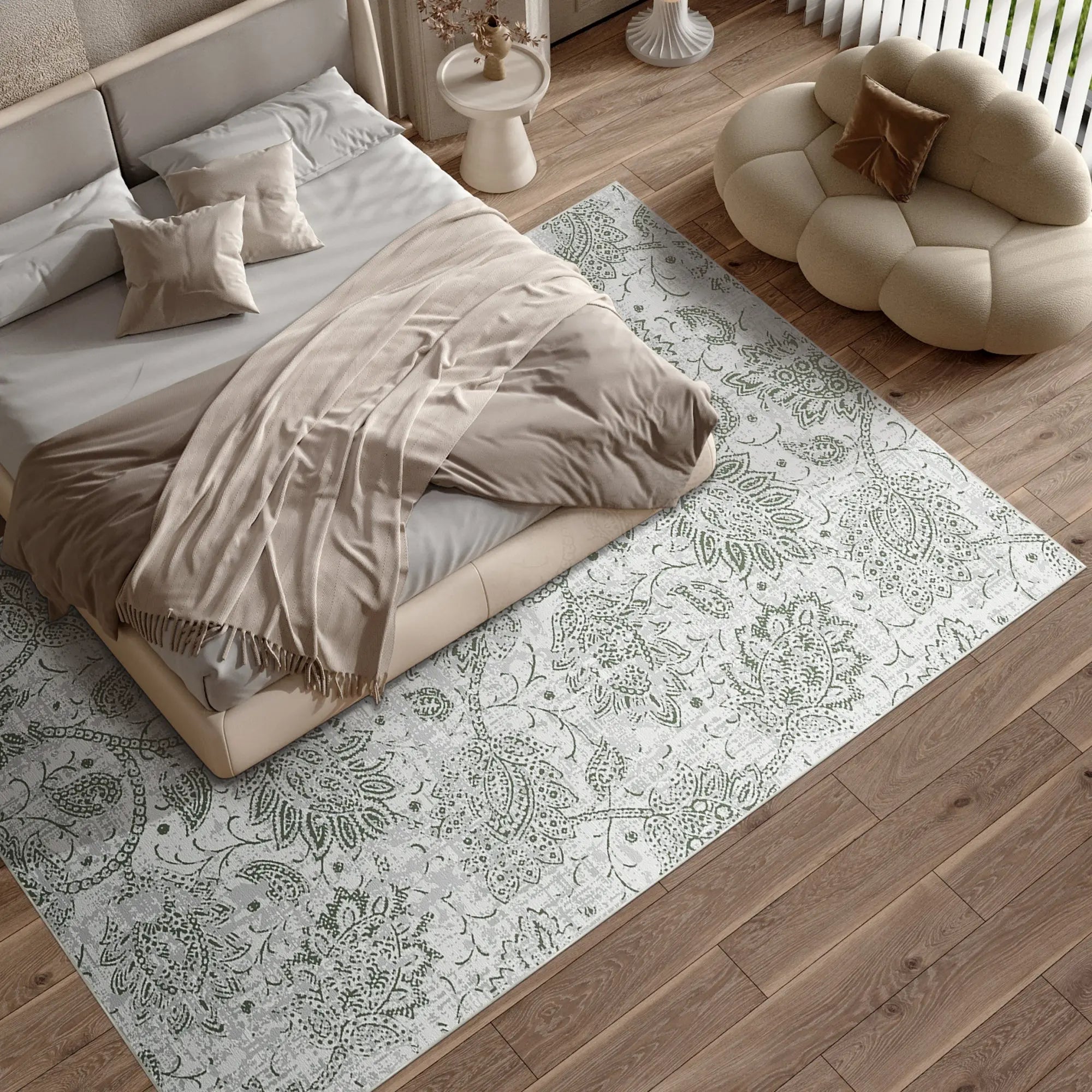 Schlafzimmer mit einem Teppich mit Blumenmuster, Bett und Stuhl.