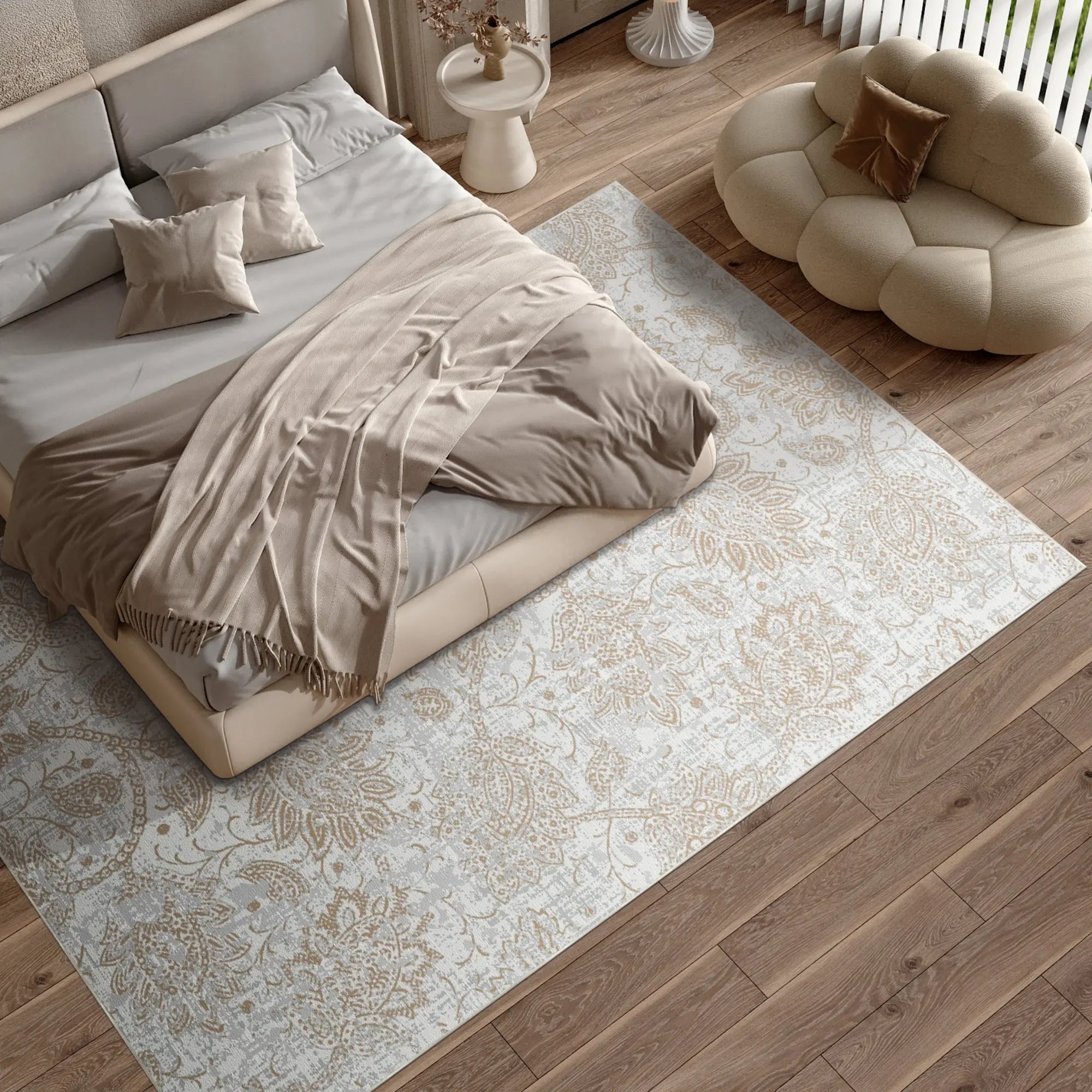 Schlafzimmer mit gemustertem Teppich, Bett und Stuhl.