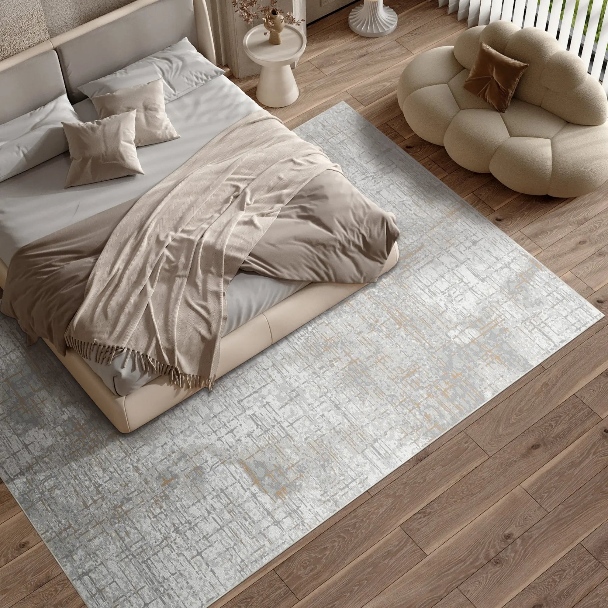 Teppich mit grauem und goldenem abstraktem Kreuzschraffurmuster auf Holzboden im Schlafzimmer