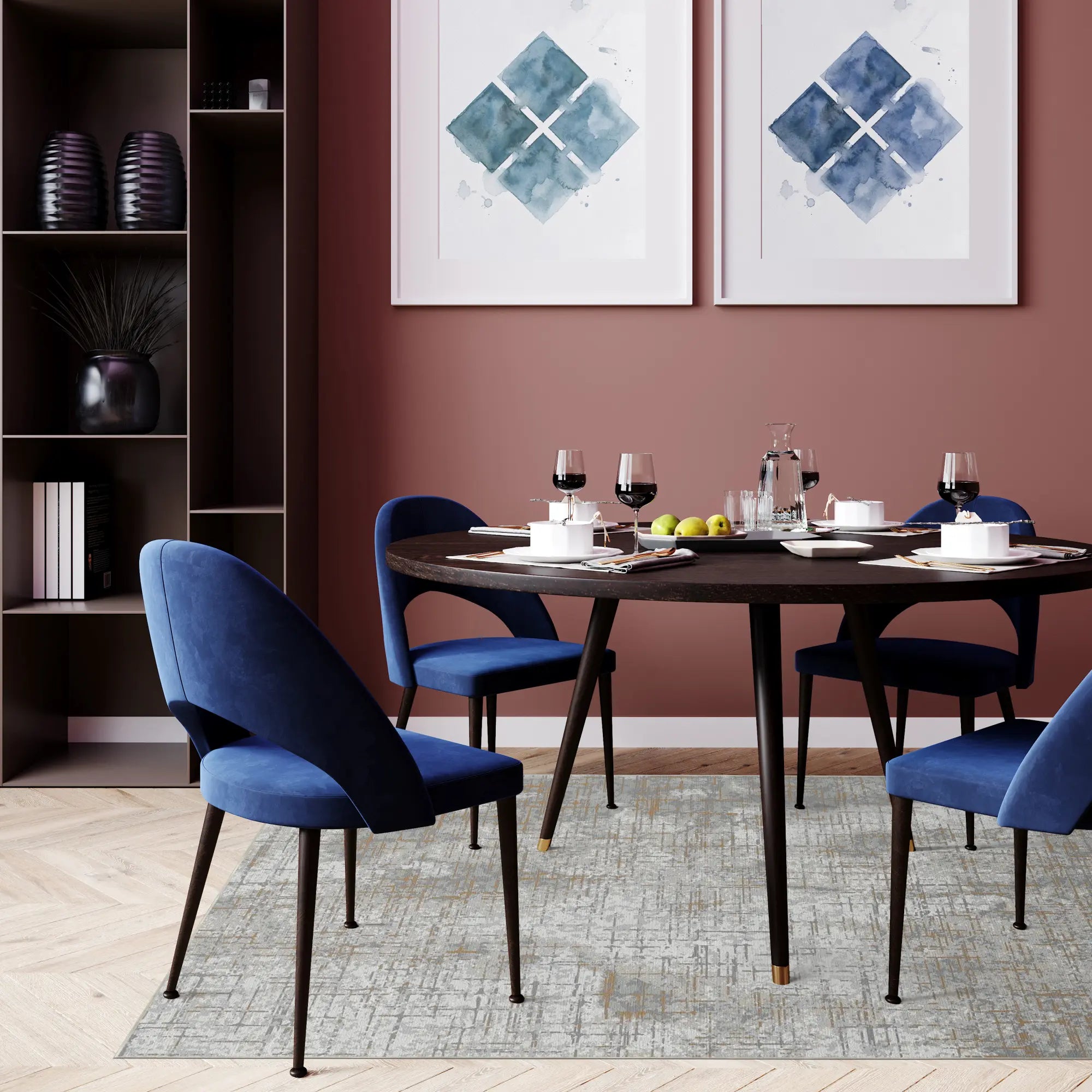 Grauer und goldener abstrakt gemusterter Teppich unter einem dunklen Holzesstisch mit blauen Stühlen