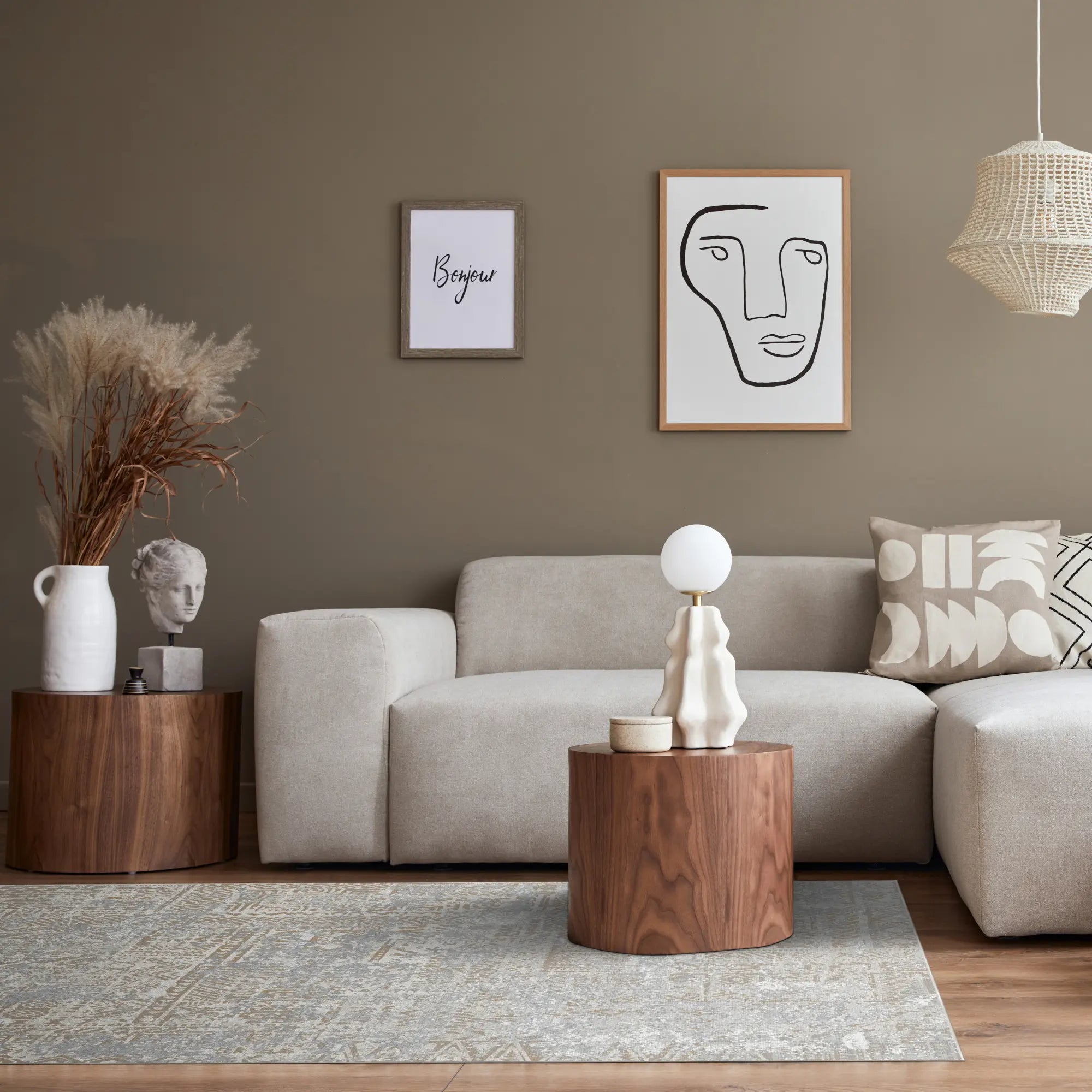 Hellgrauer Teppich mit dezenten tribal-mosaikmustern in Beige- und Cremetönen