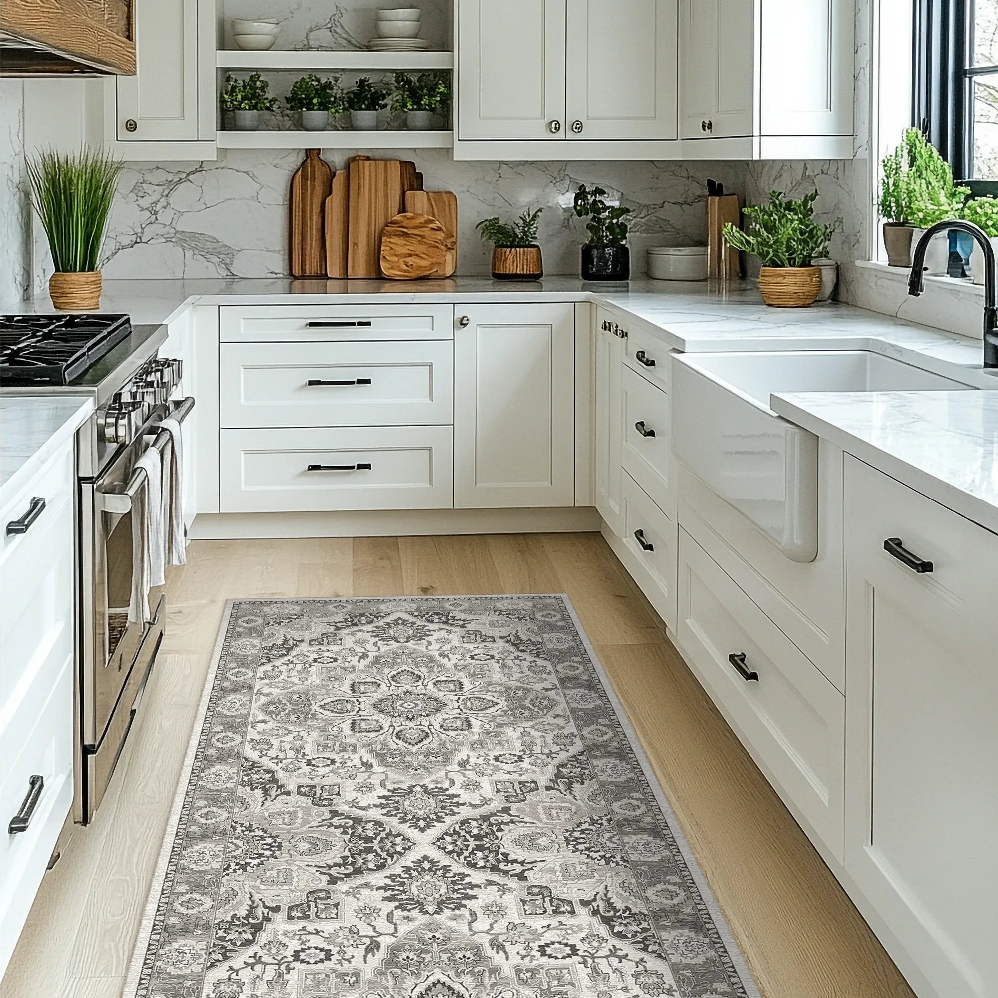 Moderne Küche mit weißen Schränken, Marmorarbeitsplatte und gemustertem Teppich auf Holzboden.