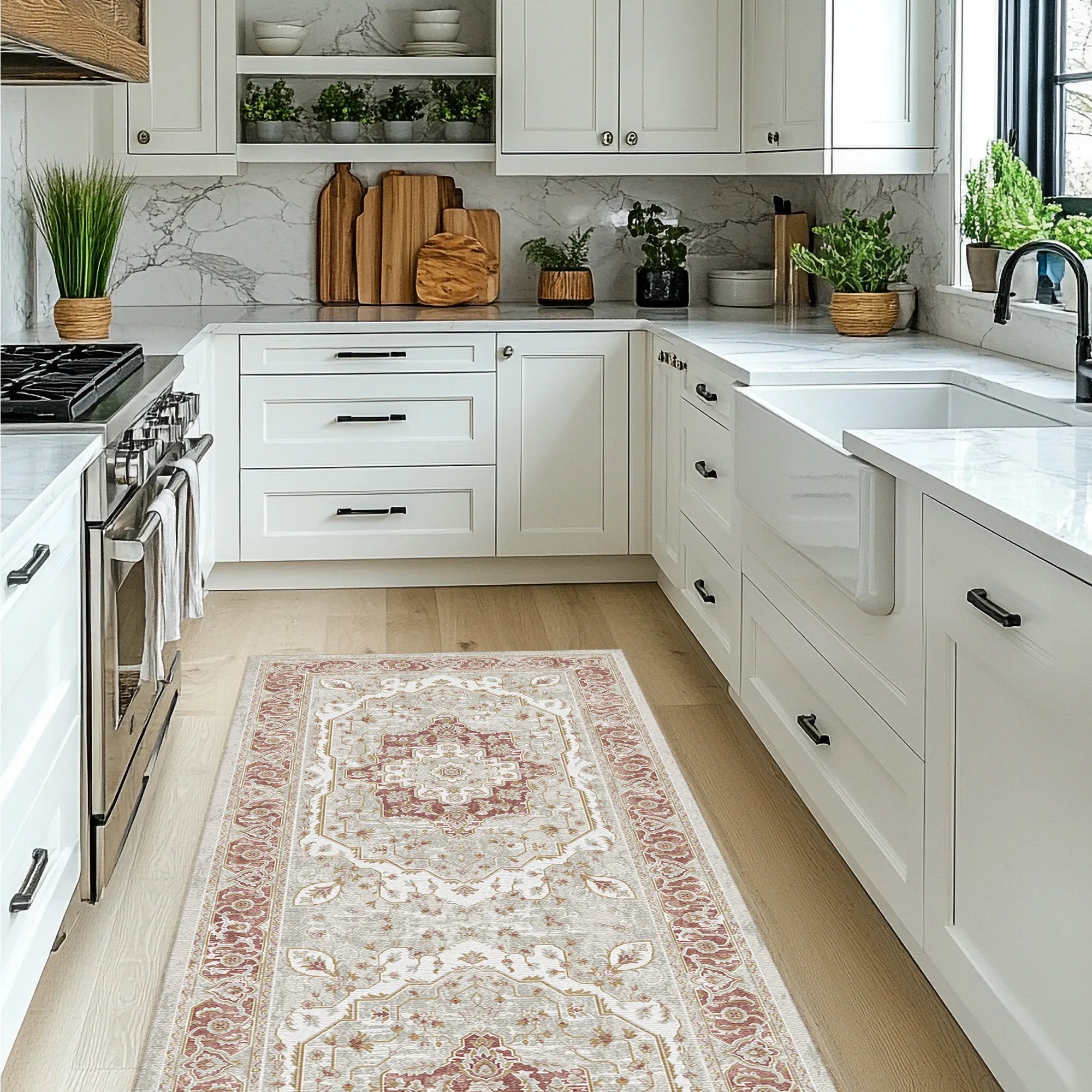 Moderne Küche mit weißen Schränken, Marmorarbeitsplatte und dekorativem Teppich auf Holzboden.