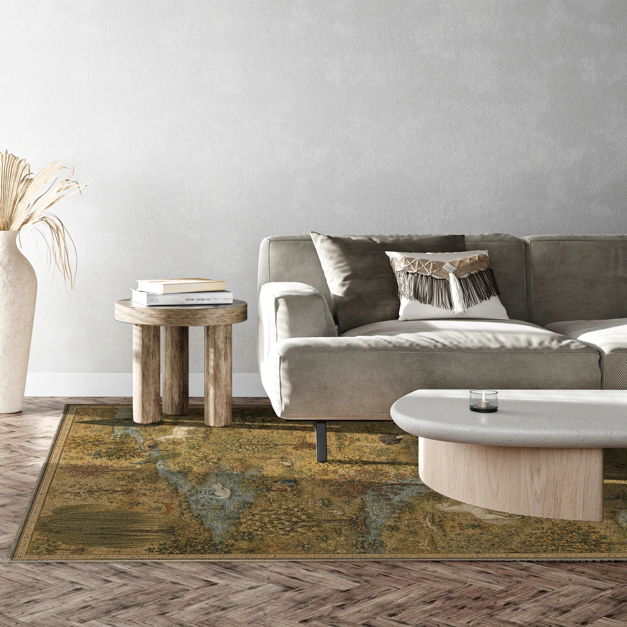 Ein rechteckiger Teppich mit einem abstrakten, verwitterten Farbspritzmuster in Olivgrün-, Braun- und Beigetönen, gestaltet in einem Wohnzimmer unter einem grauen Sofa und einem Couchtisch aus hellem Holz.